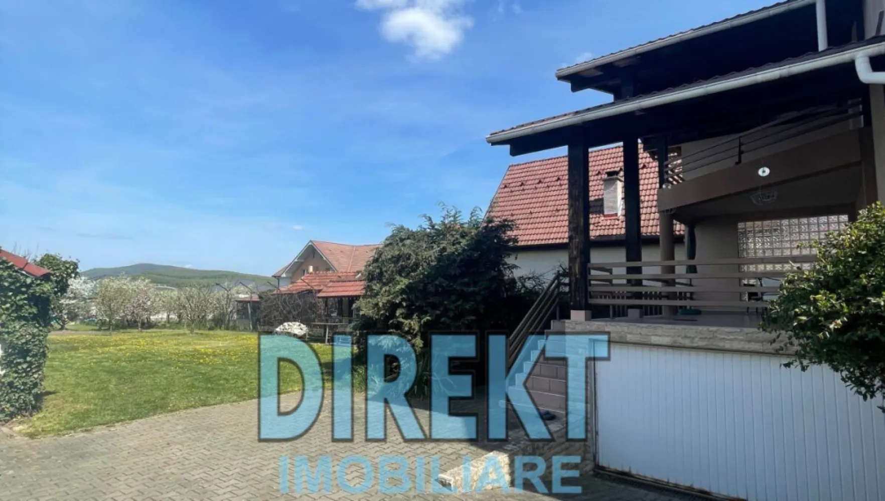 Casa individuala , zona Valea Ghinzii, si 2100 mp teren aferent - Descopera un colt de liniste si frumusete naturala, perfect pentru a deveni “acasa”

Agentia Direkt Imobiliare va propune spre vanzare casa individuala, situata in localitatea Bistrita, str. Valea Ghinzii. Imobilul este construit in anul 2000 si renovat in anul 2010, in regim de inaltime D+P+E+M. Suprafata construita a casei este de 340 mp, respectiv 282 mp suprafata utila, fiind compartimentata astfelꓽ

la demisolꓽ hol, camera centralei si 4 incaperi pentru depozitarea organizata a lucrurilorꓼ
la parterꓽ hol, living, birou, baie, bucatarie inchisa cu iesire pe terasa, camara alimente, spatiu depozitareꓼ
la etajꓽ hol, baie, 3 dormitoare, dintre care unul cu baie proprie, balcon inchis, terasaꓼ
mansardaꓽ loc depozitare.
Casa este izolata, dispune de geamuri termopan, incalzirea fiind asigurata de centrala termica pe gaz + semineu pe lemne, garaj in suprafata de 20 mp, fantana, acces securizat, poarta electrica.

Proprietatea se bucura de o curte generoasa, atent intretinuta, cu alei pavate, gazon, diverse flori, tuia si o livada cu pomi fructiferi, totul in suprafata de 2.100 mp, perfecte pentru momente de relaxare in aer liber.

Aceasta este alegerea ideala pentru cei care isi doresc confort, liniste si o conexiune autentica cu natura, fara a renunta la accesibilitate.

Casa se vinde utilata si mobilata!