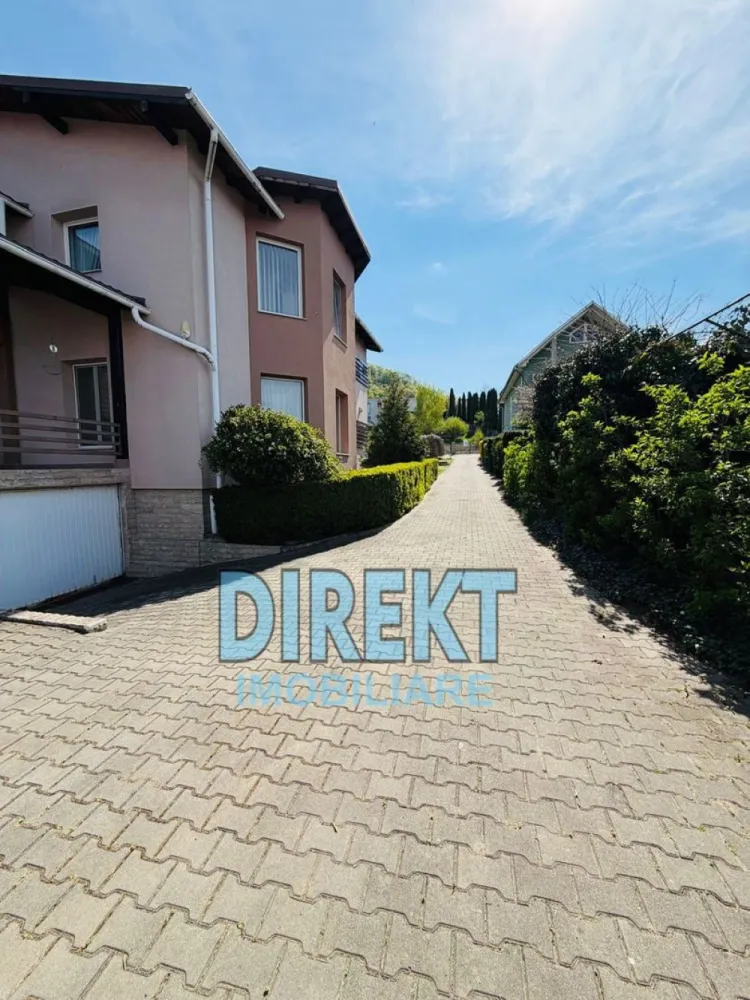 Casa individuala , zona Valea Ghinzii, si 2100 mp teren aferent - Descopera un colt de liniste si frumusete naturala, perfect pentru a deveni “acasa”

Agentia Direkt Imobiliare va propune spre vanzare casa individuala, situata in localitatea Bistrita, str. Valea Ghinzii. Imobilul este construit in anul 2000 si renovat in anul 2010, in regim de inaltime D+P+E+M. Suprafata construita a casei este de 340 mp, respectiv 282 mp suprafata utila, fiind compartimentata astfelꓽ

la demisolꓽ hol, camera centralei si 4 incaperi pentru depozitarea organizata a lucrurilorꓼ
la parterꓽ hol, living, birou, baie, bucatarie inchisa cu iesire pe terasa, camara alimente, spatiu depozitareꓼ
la etajꓽ hol, baie, 3 dormitoare, dintre care unul cu baie proprie, balcon inchis, terasaꓼ
mansardaꓽ loc depozitare.
Casa este izolata, dispune de geamuri termopan, incalzirea fiind asigurata de centrala termica pe gaz + semineu pe lemne, garaj in suprafata de 20 mp, fantana, acces securizat, poarta electrica.

Proprietatea se bucura de o curte generoasa, atent intretinuta, cu alei pavate, gazon, diverse flori, tuia si o livada cu pomi fructiferi, totul in suprafata de 2.100 mp, perfecte pentru momente de relaxare in aer liber.

Aceasta este alegerea ideala pentru cei care isi doresc confort, liniste si o conexiune autentica cu natura, fara a renunta la accesibilitate.

Casa se vinde utilata si mobilata!