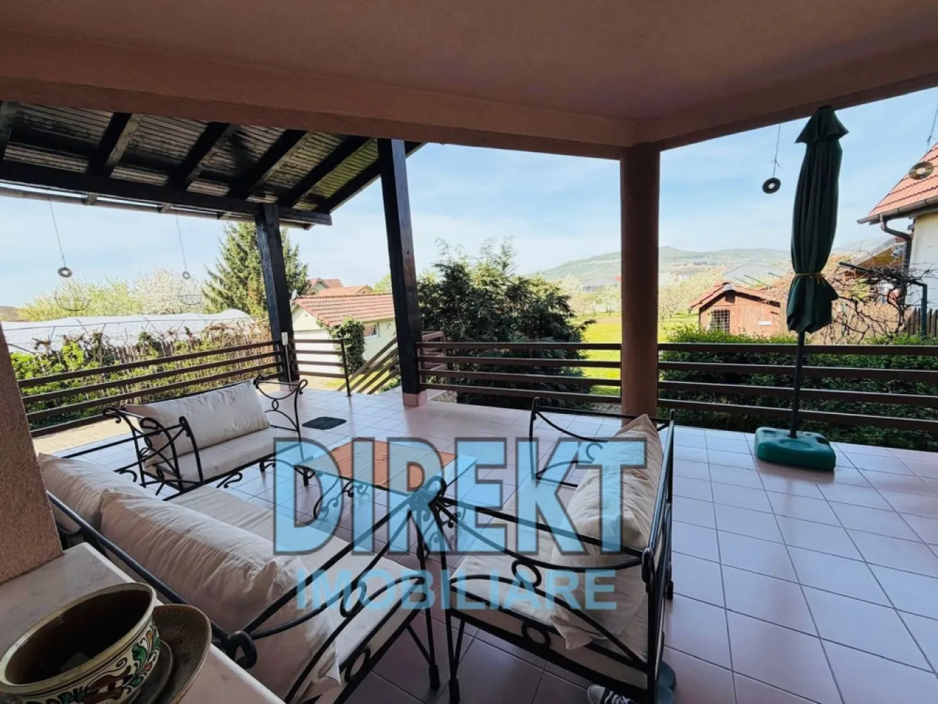 Casa individuala , zona Valea Ghinzii, si 2100 mp teren aferent - Descopera un colt de liniste si frumusete naturala, perfect pentru a deveni “acasa”

Agentia Direkt Imobiliare va propune spre vanzare casa individuala, situata in localitatea Bistrita, str. Valea Ghinzii. Imobilul este construit in anul 2000 si renovat in anul 2010, in regim de inaltime D+P+E+M. Suprafata construita a casei este de 340 mp, respectiv 282 mp suprafata utila, fiind compartimentata astfelꓽ

la demisolꓽ hol, camera centralei si 4 incaperi pentru depozitarea organizata a lucrurilorꓼ
la parterꓽ hol, living, birou, baie, bucatarie inchisa cu iesire pe terasa, camara alimente, spatiu depozitareꓼ
la etajꓽ hol, baie, 3 dormitoare, dintre care unul cu baie proprie, balcon inchis, terasaꓼ
mansardaꓽ loc depozitare.
Casa este izolata, dispune de geamuri termopan, incalzirea fiind asigurata de centrala termica pe gaz + semineu pe lemne, garaj in suprafata de 20 mp, fantana, acces securizat, poarta electrica.

Proprietatea se bucura de o curte generoasa, atent intretinuta, cu alei pavate, gazon, diverse flori, tuia si o livada cu pomi fructiferi, totul in suprafata de 2.100 mp, perfecte pentru momente de relaxare in aer liber.

Aceasta este alegerea ideala pentru cei care isi doresc confort, liniste si o conexiune autentica cu natura, fara a renunta la accesibilitate.

Casa se vinde utilata si mobilata!