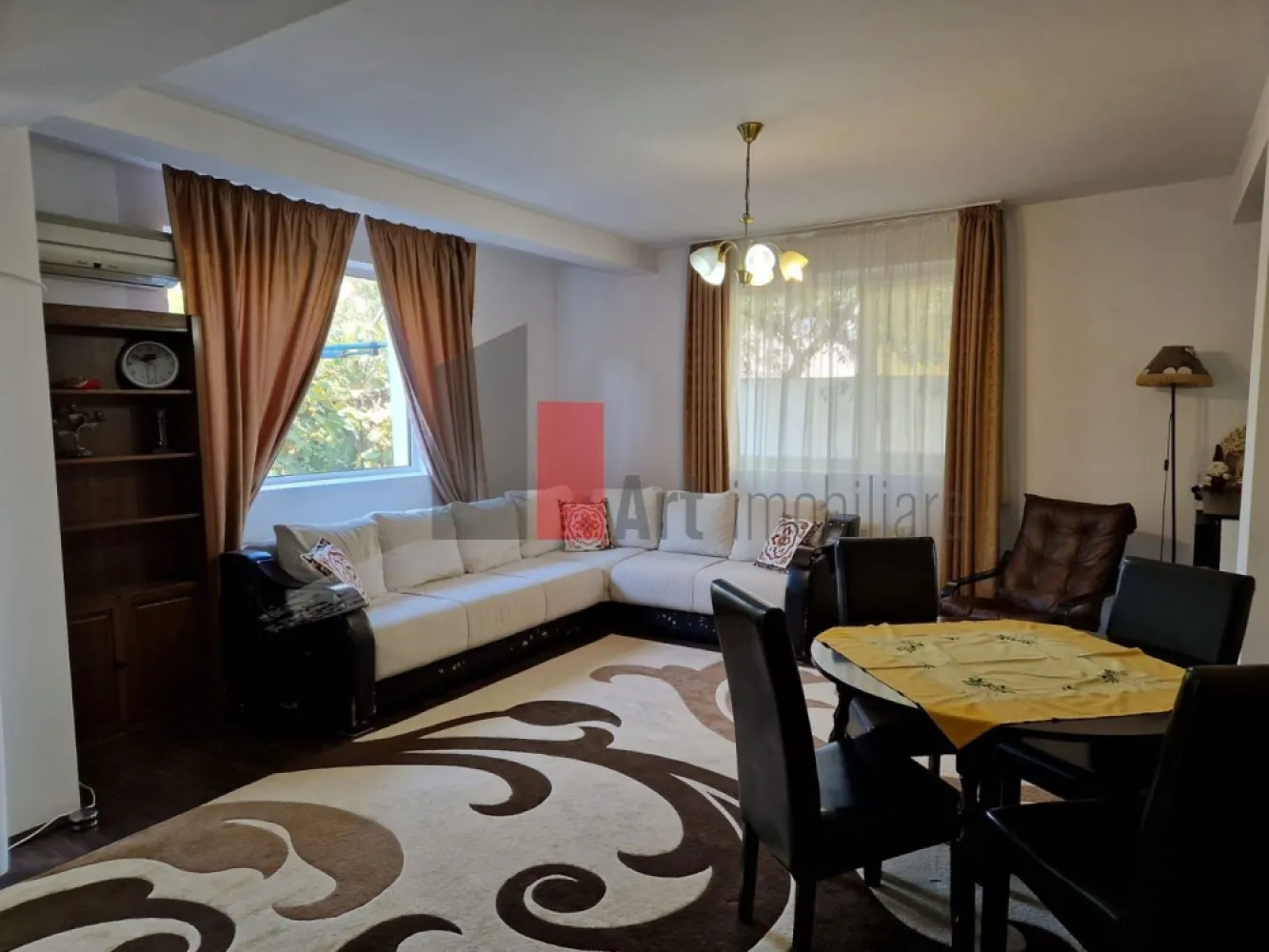 DUPLEX de vanzare 5 camere Giulesti - 🏡 Oază de liniște în Sectorul 6: Jumătate de Duplex Generos (169 mp utili) | Cart. Giulești-Sârbi
Vă propunem spre achiziție o proprietate deosebită, ideală pentru o familie care își dorește confortul unei case pe pământ, intimitate deplină și acces rapid către punctele cheie ale Capitalei. Această jumătate de duplex îmbină perfect avantajele unei locuințe spațioase cu o curte proprie excelent delimitată.

📌 Repere pe Scurt:
Locație: Calea Giulești, Sector 6 (zonă retrasă, acces pe drum de servitute betonat)
Suprafață utilă: 169 mp (Amprentă la sol: 88 mp)
Suprafață teren: 200 mp
Parcare: 2 locuri în curtea proprie

🏠 Descrierea Proprietății & Calitatea Construcției
Locuința a fost construită în anul 2006 în regie proprie, cu materiale de calitate superioară, fiind destinată inițial uzului familial (nu pentru revânzare). Clădirea a fost constant întreținută, se prezintă într-o stare excelentă și este disponibilă pentru mutare imediată.
Din punct de vedere juridic, proprietatea are o situație clară, cu cadastru și intabulare (încadrată în acte ca apartament în duplex, o practică standard pentru acest tip de construcție). În fapt, beneficiați de o locuință complet individuală, cu acces separat și curte exclusivă. Documentația este pregătită integral pentru vânzare, fiind acceptată și achiziția prin credit bancar.

✨ Avantaje Majore și Dotări:
Intimitate deplină: Intrare complet individuală și zid despărțitor solid față de vecini.
Zonă exterioară amenajată: Curte proprie privată și o terasă delimitată, pusă în valoare de o boltă matură de viță-de-vie.
Confort auto: 2 locuri de parcare în curte, cu acces prin poartă electrică acționată din telecomandă.
Eficiență energetică: Construcție din beton și cărămidă, izolată la exterior cu polistiren, ceea ce garantează costuri reduse de întreținere.
Utilități complete: Racordată la rețelele edilitare (Engie, PPC, Apanova), centrală termică proprie și acoperiș din tablă Lindab.
Luminozitate: Orientare excelentă, casa fiind însorită pe tot parcursul zilei (lumină naturală pe fațadă dimineața și soare direct pe terasă după-amiaza).

🛋️ Compartimentare Practică și Spațioasă:
Proprietatea este dispusă pe 3 niveluri, oferind zone distincte pentru zi, odihnă și relaxare:
Parter: Living primitor, birou (ideal pentru work from home), bucătărie închisă, 2 băi și spații utile pentru depozitare.
Etaj: Dormitor matrimonial dotat cu dressing și baie proprie, plus alte 2 dormitoare deservite de o baie pe hol.
Mansardă: Spațiu complet amenajat și finisat, ideal pentru zonă de hobby, loc de joacă sau spații suplimentare de depozitare.

📞 Pentru informații suplimentare, consultarea releveelor sau pentru a programa o vizionare, nu ezitați să ne contactați!