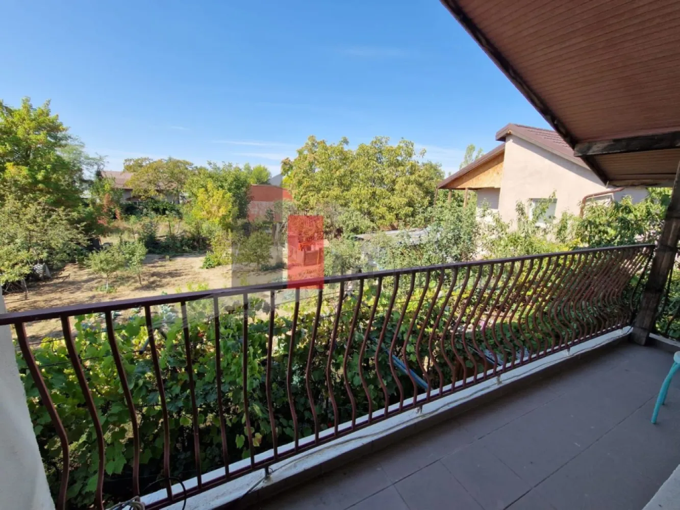 DUPLEX de vanzare 5 camere Giulesti - 🏡 Oază de liniște în Sectorul 6: Jumătate de Duplex Generos (169 mp utili) | Cart. Giulești-Sârbi
Vă propunem spre achiziție o proprietate deosebită, ideală pentru o familie care își dorește confortul unei case pe pământ, intimitate deplină și acces rapid către punctele cheie ale Capitalei. Această jumătate de duplex îmbină perfect avantajele unei locuințe spațioase cu o curte proprie excelent delimitată.

📌 Repere pe Scurt:
Locație: Calea Giulești, Sector 6 (zonă retrasă, acces pe drum de servitute betonat)
Suprafață utilă: 169 mp (Amprentă la sol: 88 mp)
Suprafață teren: 200 mp
Parcare: 2 locuri în curtea proprie

🏠 Descrierea Proprietății & Calitatea Construcției
Locuința a fost construită în anul 2006 în regie proprie, cu materiale de calitate superioară, fiind destinată inițial uzului familial (nu pentru revânzare). Clădirea a fost constant întreținută, se prezintă într-o stare excelentă și este disponibilă pentru mutare imediată.
Din punct de vedere juridic, proprietatea are o situație clară, cu cadastru și intabulare (încadrată în acte ca apartament în duplex, o practică standard pentru acest tip de construcție). În fapt, beneficiați de o locuință complet individuală, cu acces separat și curte exclusivă. Documentația este pregătită integral pentru vânzare, fiind acceptată și achiziția prin credit bancar.

✨ Avantaje Majore și Dotări:
Intimitate deplină: Intrare complet individuală și zid despărțitor solid față de vecini.
Zonă exterioară amenajată: Curte proprie privată și o terasă delimitată, pusă în valoare de o boltă matură de viță-de-vie.
Confort auto: 2 locuri de parcare în curte, cu acces prin poartă electrică acționată din telecomandă.
Eficiență energetică: Construcție din beton și cărămidă, izolată la exterior cu polistiren, ceea ce garantează costuri reduse de întreținere.
Utilități complete: Racordată la rețelele edilitare (Engie, PPC, Apanova), centrală termică proprie și acoperiș din tablă Lindab.
Luminozitate: Orientare excelentă, casa fiind însorită pe tot parcursul zilei (lumină naturală pe fațadă dimineața și soare direct pe terasă după-amiaza).

🛋️ Compartimentare Practică și Spațioasă:
Proprietatea este dispusă pe 3 niveluri, oferind zone distincte pentru zi, odihnă și relaxare:
Parter: Living primitor, birou (ideal pentru work from home), bucătărie închisă, 2 băi și spații utile pentru depozitare.
Etaj: Dormitor matrimonial dotat cu dressing și baie proprie, plus alte 2 dormitoare deservite de o baie pe hol.
Mansardă: Spațiu complet amenajat și finisat, ideal pentru zonă de hobby, loc de joacă sau spații suplimentare de depozitare.

📞 Pentru informații suplimentare, consultarea releveelor sau pentru a programa o vizionare, nu ezitați să ne contactați!