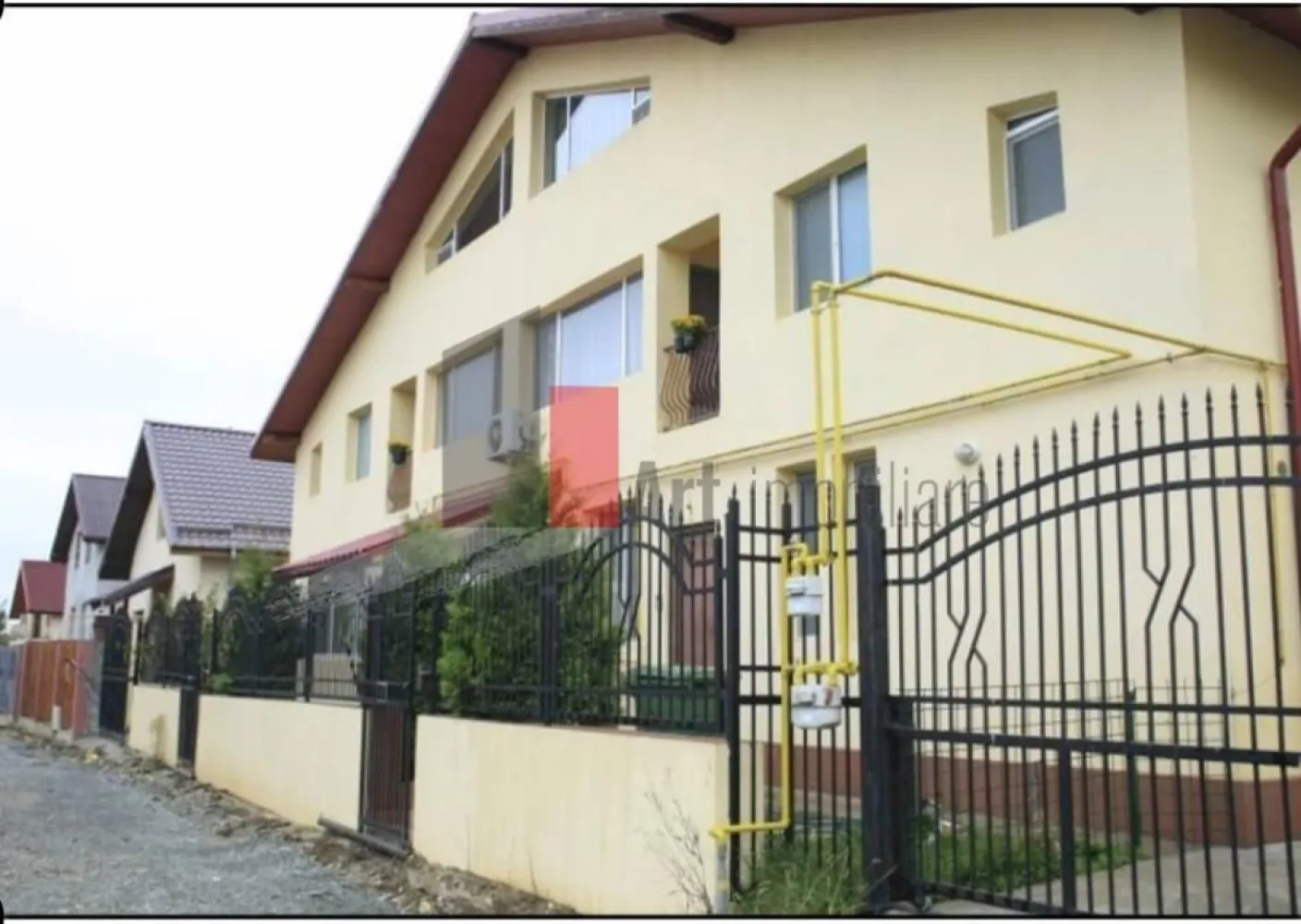 DUPLEX de vanzare 5 camere Giulesti - 🏡 Oază de liniște în Sectorul 6: Jumătate de Duplex Generos (169 mp utili) | Cart. Giulești-Sârbi
Vă propunem spre achiziție o proprietate deosebită, ideală pentru o familie care își dorește confortul unei case pe pământ, intimitate deplină și acces rapid către punctele cheie ale Capitalei. Această jumătate de duplex îmbină perfect avantajele unei locuințe spațioase cu o curte proprie excelent delimitată.

📌 Repere pe Scurt:
Locație: Calea Giulești, Sector 6 (zonă retrasă, acces pe drum de servitute betonat)
Suprafață utilă: 169 mp (Amprentă la sol: 88 mp)
Suprafață teren: 200 mp
Parcare: 2 locuri în curtea proprie

🏠 Descrierea Proprietății & Calitatea Construcției
Locuința a fost construită în anul 2006 în regie proprie, cu materiale de calitate superioară, fiind destinată inițial uzului familial (nu pentru revânzare). Clădirea a fost constant întreținută, se prezintă într-o stare excelentă și este disponibilă pentru mutare imediată.
Din punct de vedere juridic, proprietatea are o situație clară, cu cadastru și intabulare (încadrată în acte ca apartament în duplex, o practică standard pentru acest tip de construcție). În fapt, beneficiați de o locuință complet individuală, cu acces separat și curte exclusivă. Documentația este pregătită integral pentru vânzare, fiind acceptată și achiziția prin credit bancar.

✨ Avantaje Majore și Dotări:
Intimitate deplină: Intrare complet individuală și zid despărțitor solid față de vecini.
Zonă exterioară amenajată: Curte proprie privată și o terasă delimitată, pusă în valoare de o boltă matură de viță-de-vie.
Confort auto: 2 locuri de parcare în curte, cu acces prin poartă electrică acționată din telecomandă.
Eficiență energetică: Construcție din beton și cărămidă, izolată la exterior cu polistiren, ceea ce garantează costuri reduse de întreținere.
Utilități complete: Racordată la rețelele edilitare (Engie, PPC, Apanova), centrală termică proprie și acoperiș din tablă Lindab.
Luminozitate: Orientare excelentă, casa fiind însorită pe tot parcursul zilei (lumină naturală pe fațadă dimineața și soare direct pe terasă după-amiaza).

🛋️ Compartimentare Practică și Spațioasă:
Proprietatea este dispusă pe 3 niveluri, oferind zone distincte pentru zi, odihnă și relaxare:
Parter: Living primitor, birou (ideal pentru work from home), bucătărie închisă, 2 băi și spații utile pentru depozitare.
Etaj: Dormitor matrimonial dotat cu dressing și baie proprie, plus alte 2 dormitoare deservite de o baie pe hol.
Mansardă: Spațiu complet amenajat și finisat, ideal pentru zonă de hobby, loc de joacă sau spații suplimentare de depozitare.

📞 Pentru informații suplimentare, consultarea releveelor sau pentru a programa o vizionare, nu ezitați să ne contactați!