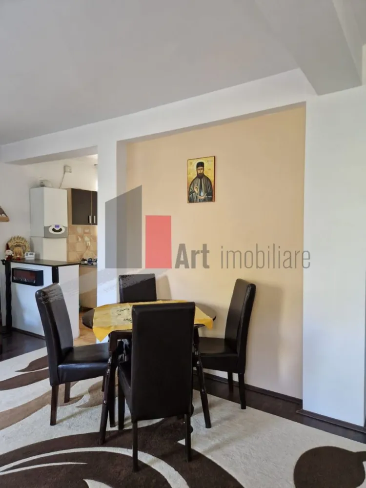 DUPLEX de vanzare 5 camere Giulesti - 🏡 Oază de liniște în Sectorul 6: Jumătate de Duplex Generos (169 mp utili) | Cart. Giulești-Sârbi
Vă propunem spre achiziție o proprietate deosebită, ideală pentru o familie care își dorește confortul unei case pe pământ, intimitate deplină și acces rapid către punctele cheie ale Capitalei. Această jumătate de duplex îmbină perfect avantajele unei locuințe spațioase cu o curte proprie excelent delimitată.

📌 Repere pe Scurt:
Locație: Calea Giulești, Sector 6 (zonă retrasă, acces pe drum de servitute betonat)
Suprafață utilă: 169 mp (Amprentă la sol: 88 mp)
Suprafață teren: 200 mp
Parcare: 2 locuri în curtea proprie

🏠 Descrierea Proprietății & Calitatea Construcției
Locuința a fost construită în anul 2006 în regie proprie, cu materiale de calitate superioară, fiind destinată inițial uzului familial (nu pentru revânzare). Clădirea a fost constant întreținută, se prezintă într-o stare excelentă și este disponibilă pentru mutare imediată.
Din punct de vedere juridic, proprietatea are o situație clară, cu cadastru și intabulare (încadrată în acte ca apartament în duplex, o practică standard pentru acest tip de construcție). În fapt, beneficiați de o locuință complet individuală, cu acces separat și curte exclusivă. Documentația este pregătită integral pentru vânzare, fiind acceptată și achiziția prin credit bancar.

✨ Avantaje Majore și Dotări:
Intimitate deplină: Intrare complet individuală și zid despărțitor solid față de vecini.
Zonă exterioară amenajată: Curte proprie privată și o terasă delimitată, pusă în valoare de o boltă matură de viță-de-vie.
Confort auto: 2 locuri de parcare în curte, cu acces prin poartă electrică acționată din telecomandă.
Eficiență energetică: Construcție din beton și cărămidă, izolată la exterior cu polistiren, ceea ce garantează costuri reduse de întreținere.
Utilități complete: Racordată la rețelele edilitare (Engie, PPC, Apanova), centrală termică proprie și acoperiș din tablă Lindab.
Luminozitate: Orientare excelentă, casa fiind însorită pe tot parcursul zilei (lumină naturală pe fațadă dimineața și soare direct pe terasă după-amiaza).

🛋️ Compartimentare Practică și Spațioasă:
Proprietatea este dispusă pe 3 niveluri, oferind zone distincte pentru zi, odihnă și relaxare:
Parter: Living primitor, birou (ideal pentru work from home), bucătărie închisă, 2 băi și spații utile pentru depozitare.
Etaj: Dormitor matrimonial dotat cu dressing și baie proprie, plus alte 2 dormitoare deservite de o baie pe hol.
Mansardă: Spațiu complet amenajat și finisat, ideal pentru zonă de hobby, loc de joacă sau spații suplimentare de depozitare.

📞 Pentru informații suplimentare, consultarea releveelor sau pentru a programa o vizionare, nu ezitați să ne contactați!
