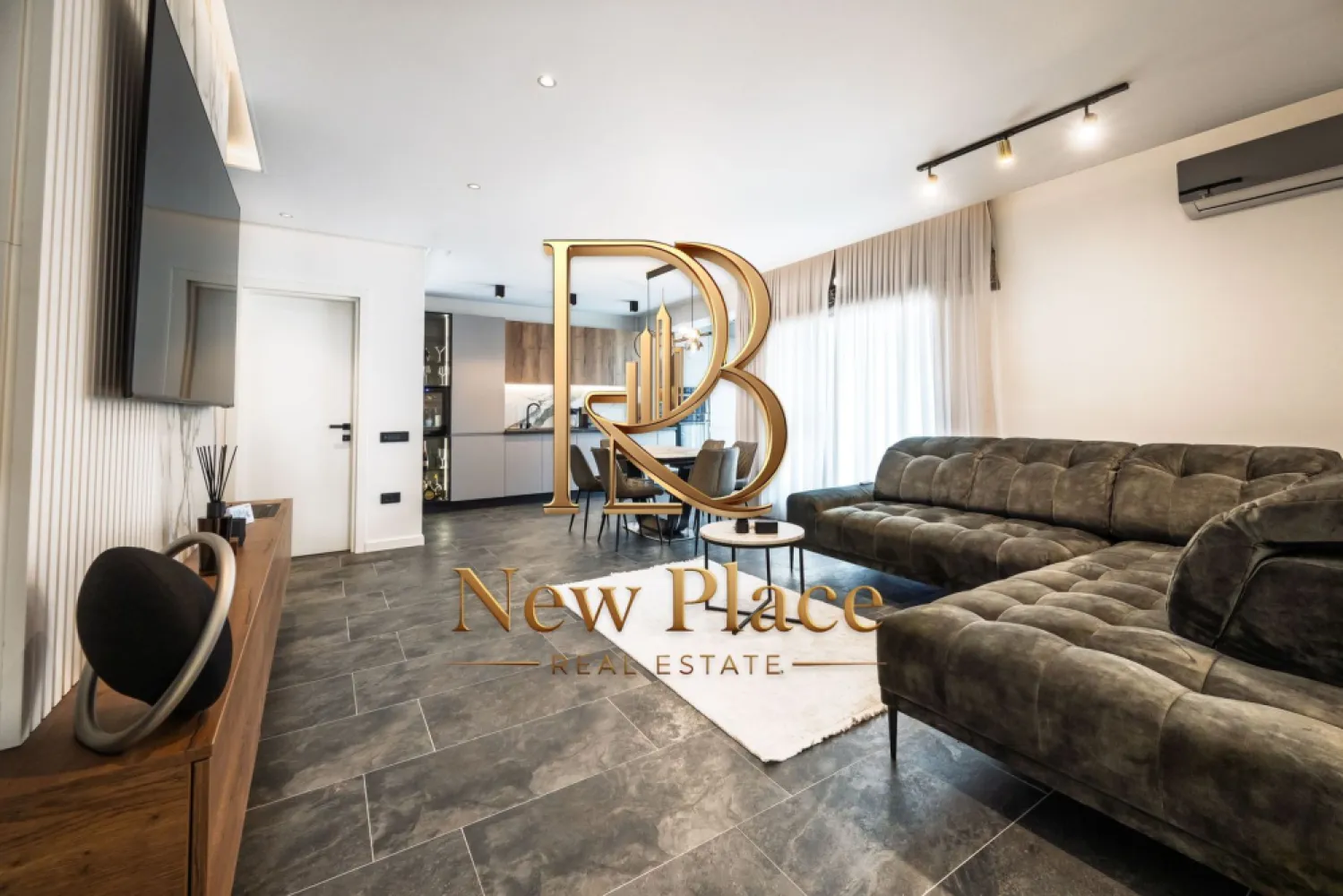 MTM PIPERA LAKE | Apartament exclusivist | Parcare inclusa | Lux - New Place Real Estate Company va propune spre vanzare un apartament exclusivist situat in Ansamblul residential MTM Pipera Lake, un complex rezidential premium, localizat in zona de Nord a capitalei, langa Rond OMV Pipera.

Apartamentul este situat la Etajul 4, are o suprafata utila de 76.02 mp si o suprafata utila totala de 88.55 mp, fiind compus din: living de 23.89 mp, bucatarie open space de 10.42 mp - bucataria fiind complet utilata si mobilata, un dormitor matrimonial de 16.98 mp, cu o baie proprie de 3.16 mp, un dormitor secundar de 10.56 mp, baie de serviciu de 4.56 mp, hol de 4.05 mp si 2 balcoane de 7.42 mp respectiv 5.11 mp.

In acest pret este inclus si un loc de parcare disponibil la suprateranul Ansamblului.

MTM Pipera Lake se afla pe malul lacului Pipera, oferindu-ti posibilitatea de recreere in cadrul unei vegetatii luxuriante, are 10.000 mp de spatii verzi, locuri de joaca sigure pentru copii, spatiu verde pentru promenada, toate acestea prezentand rezidentilor un stil de viata de neegalat. MTM Pipera Lake este un ansambulul rezidential securizat, cu acces controlat prin bariere, videointerfon in fiecare apartament si supraveghere video generala 24/7, un loc sigur pentru copii si pentru intreaga familie. MTM Pipera Lake se afla in imediata proximitate a Pipera Plaza Mall, cu acces imediat la scoli, gradinite, banci, clinici, mall-uri. MTM Pipera Lake ofera locuitorilor sai oportunitatea de a locui intr-o zona ferita de zgomotul orasului, dar in acelasi timp usor accesibila catre zonele de interes. In incinta ansamblului rezidential MTM Pipera Lake regasim un centru spa & wellness, un concept creat pentru cei care vor sa se rasfete si sa-si mentina un stil de viata sanatos. Acesta dispune de o piscina interioara, zone de masaj, sala de fitness, zona de lounge si restaurant cu vedere catre lacul Pipera.

Finisaje

- Zidaria este din caramida POROTHERM N+F, atat la exterior cat si la interior, cu o grosime a peretilor exteriori de 30 cm;
- Fatada ventilata;
- Izolatie termica cu vata bazaltica de 10 cm, pentru o foarte buna protectie termica si fonica;
- Usi intrare antiefractie calitate premium;
- Usi interior calitate premium;
- Parchet premium 10 mm;
- Gresie si faianta import Italia;
- Geamuri SALAMANDER BLUEVOLUTION 82;
- Obiecte sanitare si baterii premium;
- Lifturi SCHINDLER;
- Incalzire prin pardoseala si ventiloconvectoare in fiecare camera, atat pentru caldura cat si pentru racire, cu pompe de caldura SAMSUNG.

Pentru mai multe detalii sau oferte similare, nu ezitati sa ne contactati.

Aceasta oferta apartine New Place Real Estate Company.