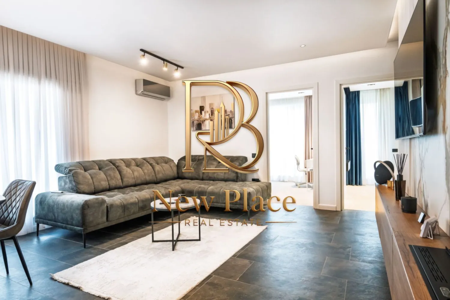 MTM PIPERA LAKE | Apartament exclusivist | Parcare inclusa | Lux - New Place Real Estate Company va propune spre vanzare un apartament exclusivist situat in Ansamblul residential MTM Pipera Lake, un complex rezidential premium, localizat in zona de Nord a capitalei, langa Rond OMV Pipera.

Apartamentul este situat la Etajul 4, are o suprafata utila de 76.02 mp si o suprafata utila totala de 88.55 mp, fiind compus din: living de 23.89 mp, bucatarie open space de 10.42 mp - bucataria fiind complet utilata si mobilata, un dormitor matrimonial de 16.98 mp, cu o baie proprie de 3.16 mp, un dormitor secundar de 10.56 mp, baie de serviciu de 4.56 mp, hol de 4.05 mp si 2 balcoane de 7.42 mp respectiv 5.11 mp.

In acest pret este inclus si un loc de parcare disponibil la suprateranul Ansamblului.

MTM Pipera Lake se afla pe malul lacului Pipera, oferindu-ti posibilitatea de recreere in cadrul unei vegetatii luxuriante, are 10.000 mp de spatii verzi, locuri de joaca sigure pentru copii, spatiu verde pentru promenada, toate acestea prezentand rezidentilor un stil de viata de neegalat. MTM Pipera Lake este un ansambulul rezidential securizat, cu acces controlat prin bariere, videointerfon in fiecare apartament si supraveghere video generala 24/7, un loc sigur pentru copii si pentru intreaga familie. MTM Pipera Lake se afla in imediata proximitate a Pipera Plaza Mall, cu acces imediat la scoli, gradinite, banci, clinici, mall-uri. MTM Pipera Lake ofera locuitorilor sai oportunitatea de a locui intr-o zona ferita de zgomotul orasului, dar in acelasi timp usor accesibila catre zonele de interes. In incinta ansamblului rezidential MTM Pipera Lake regasim un centru spa & wellness, un concept creat pentru cei care vor sa se rasfete si sa-si mentina un stil de viata sanatos. Acesta dispune de o piscina interioara, zone de masaj, sala de fitness, zona de lounge si restaurant cu vedere catre lacul Pipera.

Finisaje

- Zidaria este din caramida POROTHERM N+F, atat la exterior cat si la interior, cu o grosime a peretilor exteriori de 30 cm;
- Fatada ventilata;
- Izolatie termica cu vata bazaltica de 10 cm, pentru o foarte buna protectie termica si fonica;
- Usi intrare antiefractie calitate premium;
- Usi interior calitate premium;
- Parchet premium 10 mm;
- Gresie si faianta import Italia;
- Geamuri SALAMANDER BLUEVOLUTION 82;
- Obiecte sanitare si baterii premium;
- Lifturi SCHINDLER;
- Incalzire prin pardoseala si ventiloconvectoare in fiecare camera, atat pentru caldura cat si pentru racire, cu pompe de caldura SAMSUNG.

Pentru mai multe detalii sau oferte similare, nu ezitati sa ne contactati.

Aceasta oferta apartine New Place Real Estate Company.