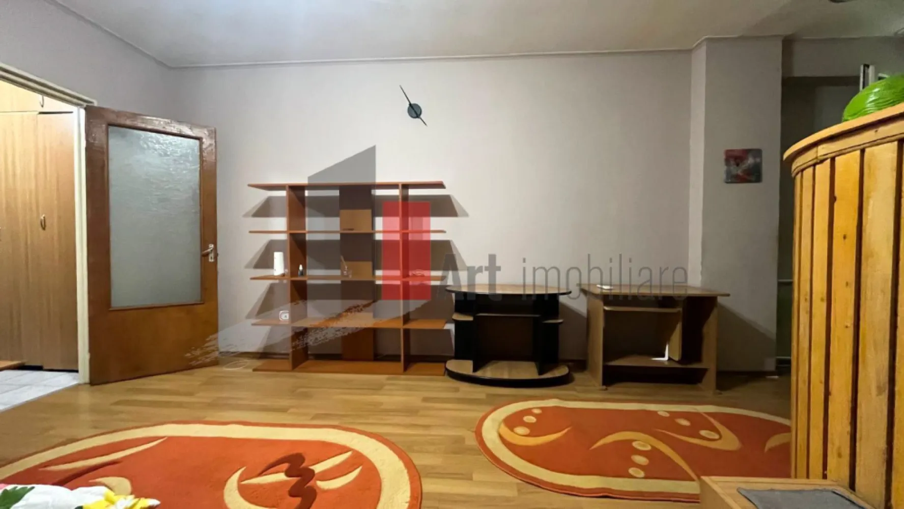 Urgent! Garsonieră cochetă, mobilată și utilată – Drumul Taberei Orizont - Urgent garsonieră cochetă situată la parterul unui bloc de garsoniere, în zona Drumul Taberei (str. Haiducului). Locuința se vinde complet mobilată și utilată, dispunând de o bucătărie deschisă, modernă, amenajată cu insulă și zonă de luat masa.
Avantaje și localizare:
Transport: Doar 6-8 minute de mers pe jos până la stațiile de metrou Tudor Vladimirescu sau Orizont. Stație STB în imediata apropiere.
Facilități (pe o rază de 500m): Școală, grădiniță, piață, supermarketuri și Complexul Haiducului.

Modalitate de plată: Se preferă plata cash. intrucat imobilul este încadrat în clasa de urgenta 3 pentru reabilitare.