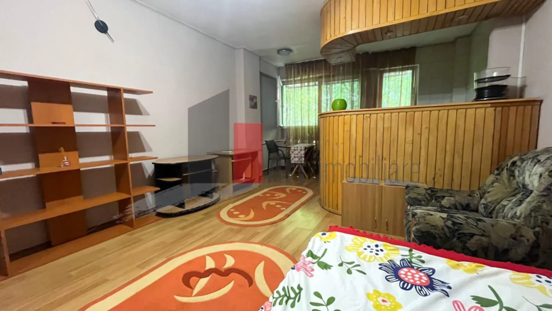 Urgent! Garsonieră cochetă, mobilată și utilată – Drumul Taberei Orizont - Urgent garsonieră cochetă situată la parterul unui bloc de garsoniere, în zona Drumul Taberei (str. Haiducului). Locuința se vinde complet mobilată și utilată, dispunând de o bucătărie deschisă, modernă, amenajată cu insulă și zonă de luat masa.
Avantaje și localizare:
Transport: Doar 6-8 minute de mers pe jos până la stațiile de metrou Tudor Vladimirescu sau Orizont. Stație STB în imediata apropiere.
Facilități (pe o rază de 500m): Școală, grădiniță, piață, supermarketuri și Complexul Haiducului.

Modalitate de plată: Se preferă plata cash. intrucat imobilul este încadrat în clasa de urgenta 3 pentru reabilitare.