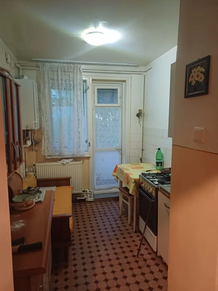 De vanzare apartament 2 camere, Ultracentral, 65.000 euro - MAG Invest va propune spre vanzare un apartament cu 2 camere, situat ultracentral, intr-o zona apreciata pentru liniste, accesibilitate si proximitatea fata de principalele puncte de interes ale orasului.

Locuinta este amplasata la etajul 4 al unui imobil cu 4 niveluri, blocul fiind mansardat, ceea ce ofera un confort termic suplimentar si protectie impotriva intemperiilor.

Apartamentul beneficiaza de centrala termica proprie si reprezinta o alegere potrivita atat pentru locuinta personala, cat si pentru investitie.
Pozitionarea excelenta permite acces rapid catre magazine, mijloace de transport, institutii publice, unitati de invatamant, banci si alte facilitati urbane, oferind avantajele unei locuinte situate in centrul orasului, dar intr-o zona ferita de agitatia cotidiana.

Proprietatea este ideala pentru persoanele care isi doresc confort, intimitate si avantajele unei locatii ultracentrale.
Pentru informatii suplimentare si programarea unei vizionari:
Liliana Ene
Telefon: 0746.252.252
