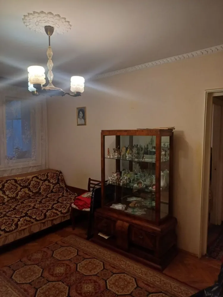 De vanzare apartament 2 camere, Ultracentral, 65.000 euro - MAG Invest va propune spre vanzare un apartament cu 2 camere, situat ultracentral, intr-o zona apreciata pentru liniste, accesibilitate si proximitatea fata de principalele puncte de interes ale orasului.

Locuinta este amplasata la etajul 4 al unui imobil cu 4 niveluri, blocul fiind mansardat, ceea ce ofera un confort termic suplimentar si protectie impotriva intemperiilor.

Apartamentul beneficiaza de centrala termica proprie si reprezinta o alegere potrivita atat pentru locuinta personala, cat si pentru investitie.
Pozitionarea excelenta permite acces rapid catre magazine, mijloace de transport, institutii publice, unitati de invatamant, banci si alte facilitati urbane, oferind avantajele unei locuinte situate in centrul orasului, dar intr-o zona ferita de agitatia cotidiana.

Proprietatea este ideala pentru persoanele care isi doresc confort, intimitate si avantajele unei locatii ultracentrale.
Pentru informatii suplimentare si programarea unei vizionari:
Liliana Ene
Telefon: 0746.252.252