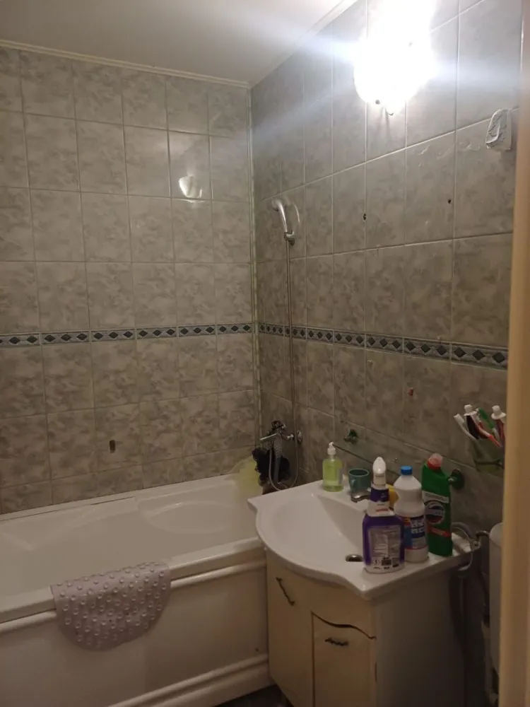 De vanzare apartament 2 camere, Ultracentral, 65.000 euro - MAG Invest va propune spre vanzare un apartament cu 2 camere, situat ultracentral, intr-o zona apreciata pentru liniste, accesibilitate si proximitatea fata de principalele puncte de interes ale orasului.

Locuinta este amplasata la etajul 4 al unui imobil cu 4 niveluri, blocul fiind mansardat, ceea ce ofera un confort termic suplimentar si protectie impotriva intemperiilor.

Apartamentul beneficiaza de centrala termica proprie si reprezinta o alegere potrivita atat pentru locuinta personala, cat si pentru investitie.
Pozitionarea excelenta permite acces rapid catre magazine, mijloace de transport, institutii publice, unitati de invatamant, banci si alte facilitati urbane, oferind avantajele unei locuinte situate in centrul orasului, dar intr-o zona ferita de agitatia cotidiana.

Proprietatea este ideala pentru persoanele care isi doresc confort, intimitate si avantajele unei locatii ultracentrale.
Pentru informatii suplimentare si programarea unei vizionari:
Liliana Ene
Telefon: 0746.252.252