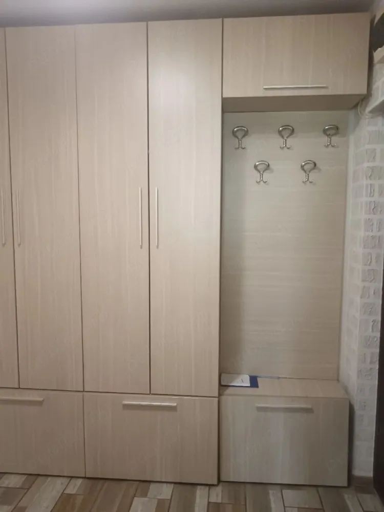 De inchiriat aparatament cu 2 camere, ultracentral , 400 euro - Se ofera spre inchiriere apartament cu 2 camere, situat ultracentral, intr-o zona foarte linistita, ideala pentru locuit.
Apartamentul este mobilat partial si este dotat cu: centrala termica, aer conditionat, frigider, aragaz.
Locatia este excelenta oferind acces rapid catre toate punctele de interes: magazine, transport, institutii.
Ideal pentru persoane care isi doresc confort,liniste si o pozitionare centrala.
La incheierea contractului de inchiriere chiriasul va achita o chirie de 400 euro, o garantie de 400 euro si comisionul agentiei imobiliare.
Apartamentul mai beneficiaza si de un garaj, dar chiria nu include si acest garaj. Se poate negocia cu proprietarul si plati suplimentar chiria pentru garaj.
Pentru mai multe detalii sau programarea unei vizionari va rog sa sunati la numarul de telefon 0746.252.252 Liliana Ene.