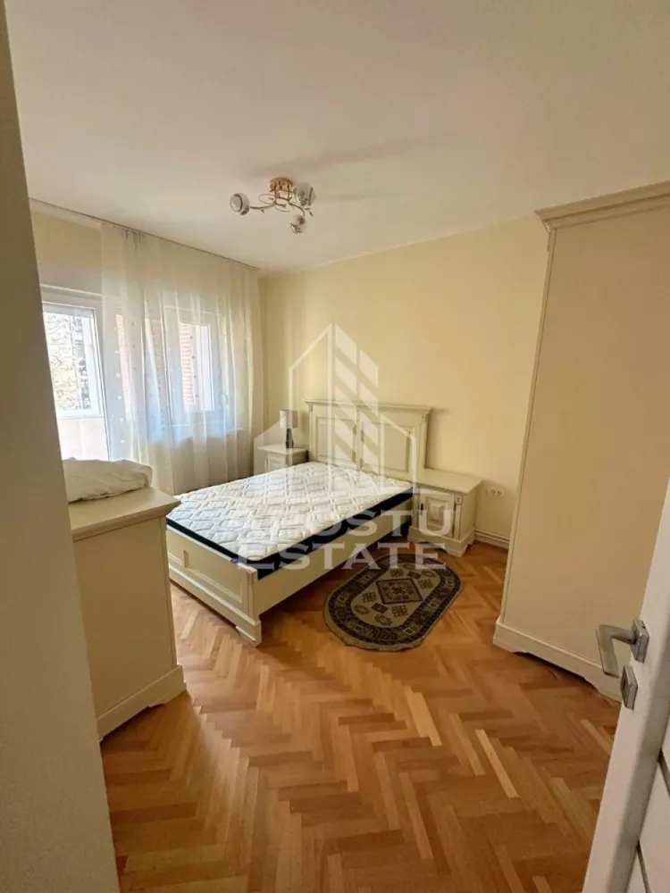 Apartament 2 camere decomandat,zona ultracentral - Apostu Estate vă propune spre închiriere un apartament modern cu 2 camere, situat ultracentral, într-o zonă deosebit de căutată.

Apartamentul beneficiază de o poziționare excelentă, fiind la doar câteva minute de centrul orașului, în imediata apropiere a cafenelelor, restaurantelor, parcurilor și a principalelor mijloace de transport în comun.

Apartamentul este compartimentat eficient și oferă un spațiu luminos și confortabil, ideal pentru un cuplu sau o persoană activă care își dorește acces rapid către toate punctele de interes ale orașului.

 2 camere spațioase
 Bucătărie complet utilată
 Baie modernă
 Mobilat și utilat
 Acces facil la transport public

Zona oferă un stil de viață urban, dinamic, cu tot ce ai nevoie la câțiva pași distanță.

Pentru mai multe detalii sau programarea unei vizionări, nu ezitați să ne contactați!

Apostu Estate – alegerea potrivită pentru noul tău cămin.
CP3048837