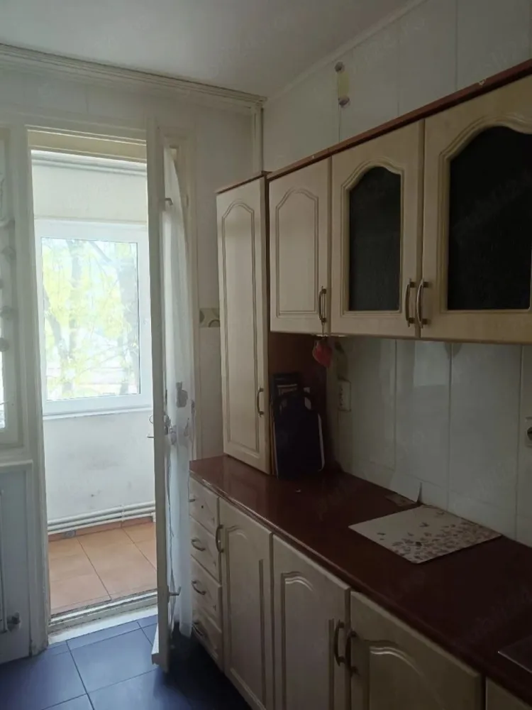 De inchiriat aparatament cu 2 camere, ultracentral , 400 euro - Se ofera spre inchiriere apartament cu 2 camere, situat ultracentral, intr-o zona foarte linistita, ideala pentru locuit.
Apartamentul este mobilat partial si este dotat cu: centrala termica, aer conditionat, frigider, aragaz.
Locatia este excelenta oferind acces rapid catre toate punctele de interes: magazine, transport, institutii.
Ideal pentru persoane care isi doresc confort,liniste si o pozitionare centrala.
La incheierea contractului de inchiriere chiriasul va achita o chirie de 400 euro, o garantie de 400 euro si comisionul agentiei imobiliare.
Apartamentul mai beneficiaza si de un garaj, dar chiria nu include si acest garaj. Se poate negocia cu proprietarul si plati suplimentar chiria pentru garaj.
Pentru mai multe detalii sau programarea unei vizionari va rog sa sunati la numarul de telefon 0746.252.252 Liliana Ene.