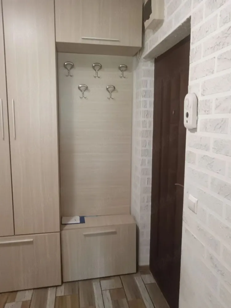 De inchiriat aparatament cu 2 camere, ultracentral , 400 euro - Se ofera spre inchiriere apartament cu 2 camere, situat ultracentral, intr-o zona foarte linistita, ideala pentru locuit.
Apartamentul este mobilat partial si este dotat cu: centrala termica, aer conditionat, frigider, aragaz.
Locatia este excelenta oferind acces rapid catre toate punctele de interes: magazine, transport, institutii.
Ideal pentru persoane care isi doresc confort,liniste si o pozitionare centrala.
La incheierea contractului de inchiriere chiriasul va achita o chirie de 400 euro, o garantie de 400 euro si comisionul agentiei imobiliare.
Apartamentul mai beneficiaza si de un garaj, dar chiria nu include si acest garaj. Se poate negocia cu proprietarul si plati suplimentar chiria pentru garaj.
Pentru mai multe detalii sau programarea unei vizionari va rog sa sunati la numarul de telefon 0746.252.252 Liliana Ene.