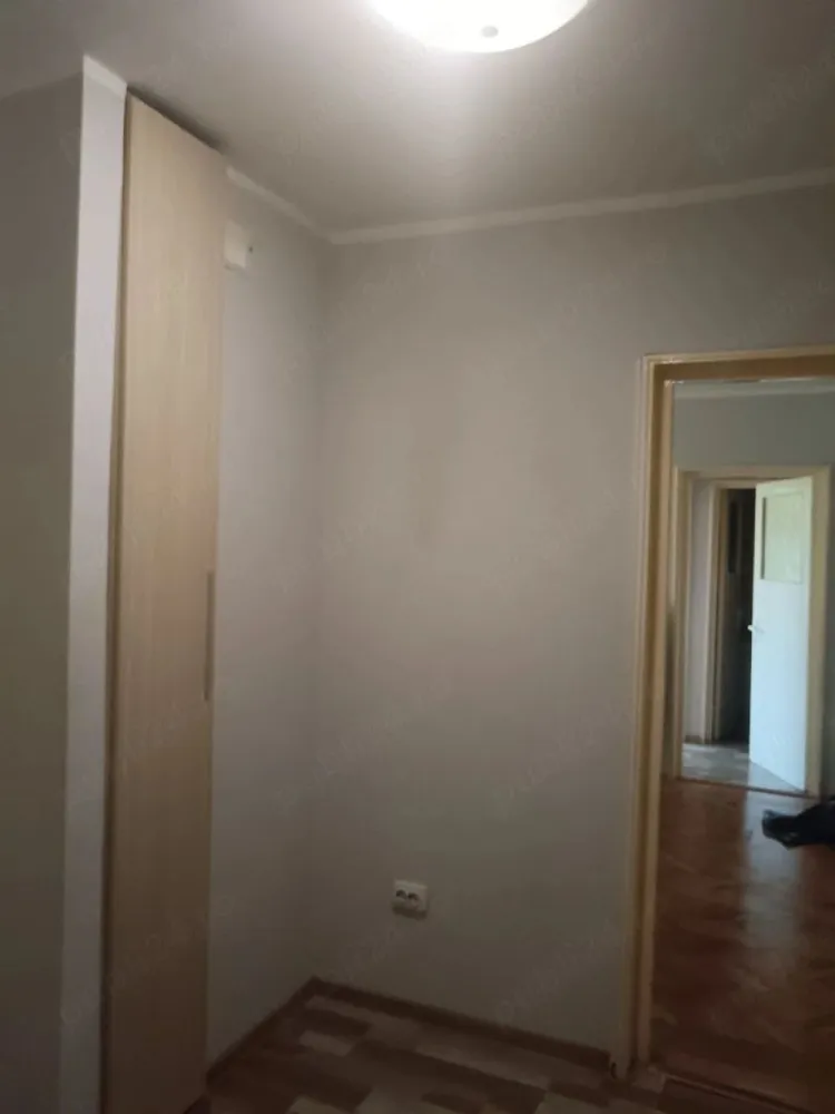 De inchiriat aparatament cu 2 camere, ultracentral , 400 euro - Se ofera spre inchiriere apartament cu 2 camere, situat ultracentral, intr-o zona foarte linistita, ideala pentru locuit.
Apartamentul este mobilat partial si este dotat cu: centrala termica, aer conditionat, frigider, aragaz.
Locatia este excelenta oferind acces rapid catre toate punctele de interes: magazine, transport, institutii.
Ideal pentru persoane care isi doresc confort,liniste si o pozitionare centrala.
La incheierea contractului de inchiriere chiriasul va achita o chirie de 400 euro, o garantie de 400 euro si comisionul agentiei imobiliare.
Apartamentul mai beneficiaza si de un garaj, dar chiria nu include si acest garaj. Se poate negocia cu proprietarul si plati suplimentar chiria pentru garaj.
Pentru mai multe detalii sau programarea unei vizionari va rog sa sunati la numarul de telefon 0746.252.252 Liliana Ene.
