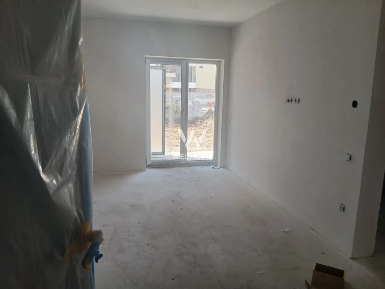 Apartament 2 camere + grădină | Lacul Binder, Sibiu | Parcare inclusă - Vă prezentăm un apartament cu 2 camere, situat într-o zonă în plină dezvoltare, în zona Lacul Binder, ideal pentru locuit sau investiție.

 Suprafață utilă: 39,23 mp
 Grădină proprie: 20 mp

Compartimentare:
 • hol
 • living open space cu bucătărie (cu ieșire pe balcon și în grădină)
 • baie
 • dormitor 

Se predă la stadiul de alb:
✔ geamuri termopan (3 foi sticlă)
✔ pereți tencuiți + glet
✔ șapă elicopterizată
✔ centrală proprie
✔ încălzire în pardoseală
✔ instalații trase

Se poate finisa la cheie contra cost.

 Loc de parcare inclus
 Posibilitate al doilea loc (în limita disponibilității)
 Spațiu depozitare pe balcon

💰 Preț: 88.500 €

📞 Pentru detalii sau vizionare, sună sau trimite mesaj.
Telefon: 0743030351 - Laura