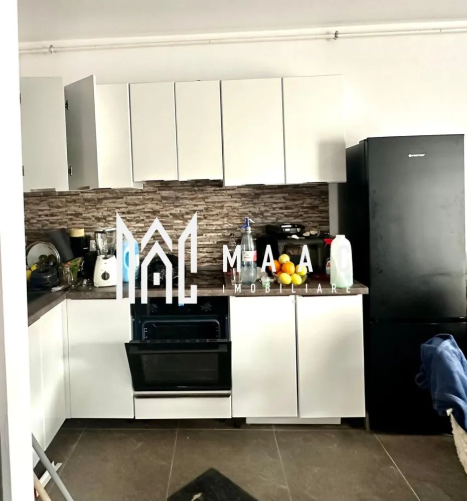 Apartament 2 camere I Decomandat I Selimbar, Str. Principesa Elisabeta - MAAC Imobiliare va propune spre vanzare un apartament modern cu 2 camere, decomandat, situat într-o zonă în plină dezvoltare din Șelimbăr, pe strada Principesa Elisabeta.

Locuința are o suprafață utilă de 38,4 mp și este amplasată la etajul 2 din 3 al unui imobil nou, construit în anul 2025.

Compartimentarea este eficientă și practică:

living luminos cu acces către balcon
dormitor confortabil
bucătărie separată
baie
hol

Un mare avantaj al proprietății este balconul generos de aproximativ 9 mp, cu acces atât din living, cât și din dormitor – ideal pentru relaxare.

Apartamentul se vinde echipat cu electrocasnice de calitate superioară Bosch, oferind confort și eficiență încă de la mutare.

În plus, proprietatea include două locuri de parcare, un beneficiu rar și foarte valoros.

Avantaje:

compartimentare decomandată
imobil nou (2025)
etaj intermediar
balcon spațios cu dublu acces
electrocasnice premium
2 locuri de parcare incluse

Ideal pentru locuință personală sau investiție.
Pentru mai multe detalii si programarea unei vizionari va rugam sa specificati ID: CP3044651.