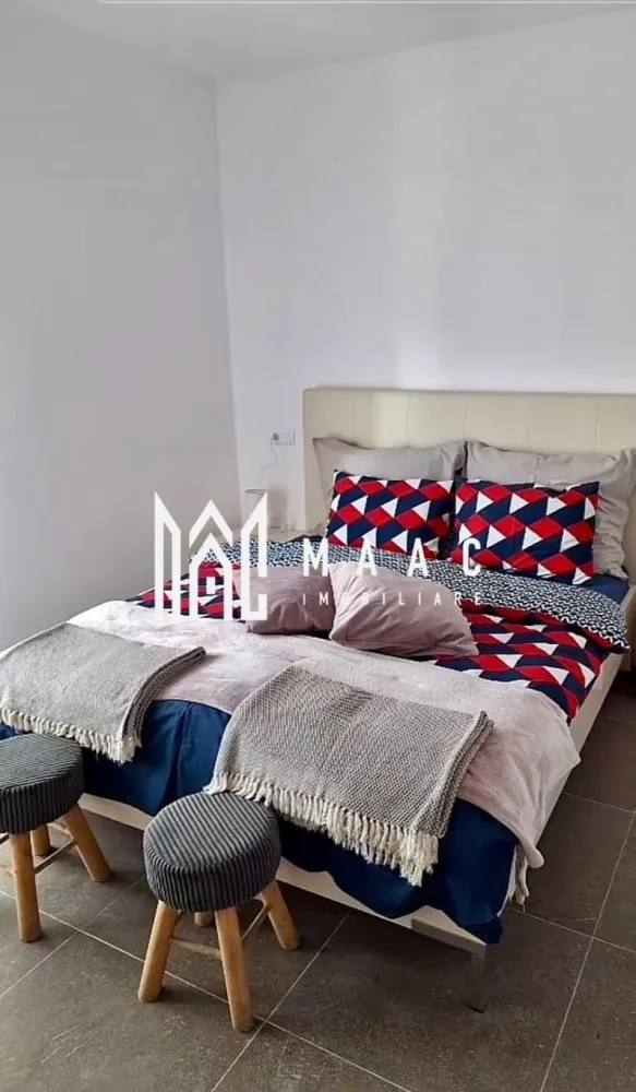 Apartament 2 camere I Decomandat I Selimbar, Str. Principesa Elisabeta - MAAC Imobiliare va propune spre vanzare un apartament modern cu 2 camere, decomandat, situat într-o zonă în plină dezvoltare din Șelimbăr, pe strada Principesa Elisabeta.

Locuința are o suprafață utilă de 38,4 mp și este amplasată la etajul 2 din 3 al unui imobil nou, construit în anul 2025.

Compartimentarea este eficientă și practică:

living luminos cu acces către balcon
dormitor confortabil
bucătărie separată
baie
hol

Un mare avantaj al proprietății este balconul generos de aproximativ 9 mp, cu acces atât din living, cât și din dormitor – ideal pentru relaxare.

Apartamentul se vinde echipat cu electrocasnice de calitate superioară Bosch, oferind confort și eficiență încă de la mutare.

În plus, proprietatea include două locuri de parcare, un beneficiu rar și foarte valoros.

Avantaje:

compartimentare decomandată
imobil nou (2025)
etaj intermediar
balcon spațios cu dublu acces
electrocasnice premium
2 locuri de parcare incluse

Ideal pentru locuință personală sau investiție.
Pentru mai multe detalii si programarea unei vizionari va rugam sa specificati ID: CP3044651.