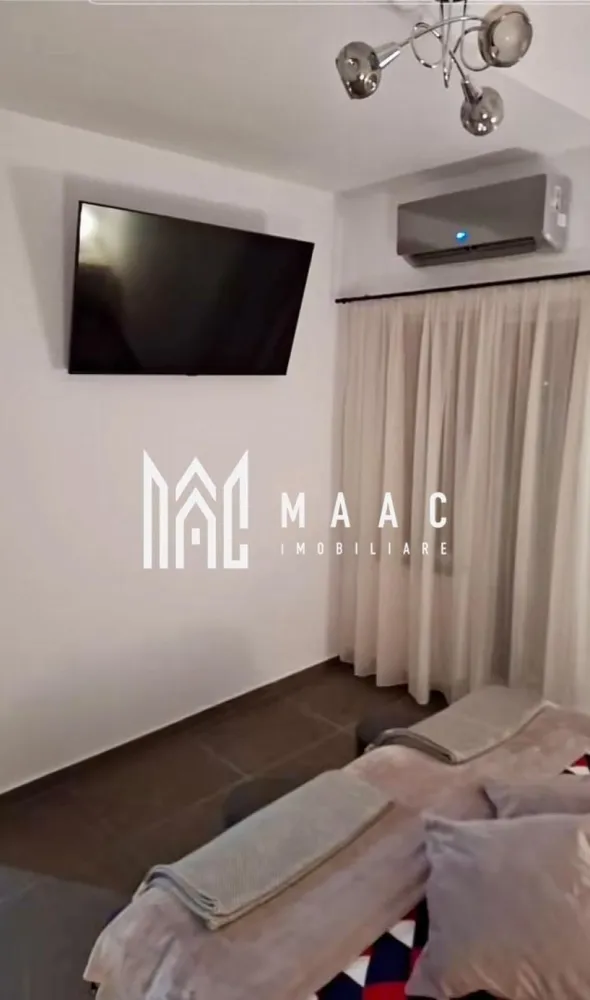 Apartament 2 camere I Decomandat I Selimbar, Str. Principesa Elisabeta - MAAC Imobiliare va propune spre vanzare un apartament modern cu 2 camere, decomandat, situat într-o zonă în plină dezvoltare din Șelimbăr, pe strada Principesa Elisabeta.

Locuința are o suprafață utilă de 38,4 mp și este amplasată la etajul 2 din 3 al unui imobil nou, construit în anul 2025.

Compartimentarea este eficientă și practică:

living luminos cu acces către balcon
dormitor confortabil
bucătărie separată
baie
hol

Un mare avantaj al proprietății este balconul generos de aproximativ 9 mp, cu acces atât din living, cât și din dormitor – ideal pentru relaxare.

Apartamentul se vinde echipat cu electrocasnice de calitate superioară Bosch, oferind confort și eficiență încă de la mutare.

În plus, proprietatea include două locuri de parcare, un beneficiu rar și foarte valoros.

Avantaje:

compartimentare decomandată
imobil nou (2025)
etaj intermediar
balcon spațios cu dublu acces
electrocasnice premium
2 locuri de parcare incluse

Ideal pentru locuință personală sau investiție.
Pentru mai multe detalii si programarea unei vizionari va rugam sa specificati ID: CP3044651.