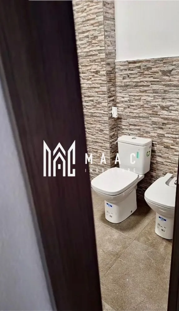 Apartament 2 camere I Decomandat I Selimbar, Str. Principesa Elisabeta - MAAC Imobiliare va propune spre vanzare un apartament modern cu 2 camere, decomandat, situat într-o zonă în plină dezvoltare din Șelimbăr, pe strada Principesa Elisabeta.

Locuința are o suprafață utilă de 38,4 mp și este amplasată la etajul 2 din 3 al unui imobil nou, construit în anul 2025.

Compartimentarea este eficientă și practică:

living luminos cu acces către balcon
dormitor confortabil
bucătărie separată
baie
hol

Un mare avantaj al proprietății este balconul generos de aproximativ 9 mp, cu acces atât din living, cât și din dormitor – ideal pentru relaxare.

Apartamentul se vinde echipat cu electrocasnice de calitate superioară Bosch, oferind confort și eficiență încă de la mutare.

În plus, proprietatea include două locuri de parcare, un beneficiu rar și foarte valoros.

Avantaje:

compartimentare decomandată
imobil nou (2025)
etaj intermediar
balcon spațios cu dublu acces
electrocasnice premium
2 locuri de parcare incluse

Ideal pentru locuință personală sau investiție.
Pentru mai multe detalii si programarea unei vizionari va rugam sa specificati ID: CP3044651.