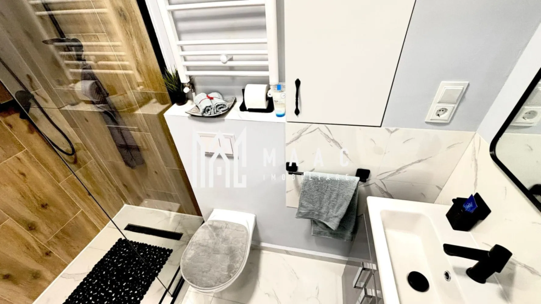 Garsonieră NOUĂ | Finisaje moderne | Mobilată/utilată | Lazaret - Maac Imobiliare prezintă spre vânzare o garsonieră open-space, situată în cartierul Lazaret, la parterul unui imobil cu 4 etaje, complet renovat.

Proprietatea are o suprafață utilă de 21 mp și se remarcă prin finisaje moderne și dotări de calitate, fiind ideală atât pentru locuit, cât și pentru investiție.

Renovări și îmbunătățiri:

instalații sanitare și electrice complet schimbate
finisaje moderne, totul nou

Dotări:

mobilier realizat pe comandă
mașină de spălat vase
mașină de spălat rufe cu uscător
combină frigorifică
plită și cuptor
hotă
centrală termică proprie
televizor

Garsoniera se vinde complet mobilată și utilată, fiind pregătită pentru mutare imediată, fără necesitatea unor investiții suplimentare.

Situată într-o zonă cu acces facil către magazine, transport public și alte puncte de interes.

O oportunitate excelentă pentru investiție sau pentru cei care își doresc un spațiu modern și eficient.

Pentru mai multe detalii sau pentru programarea unei vizionări, vă rugăm să ne contactați și să menționați ID-ul proprietății: CP3042883.