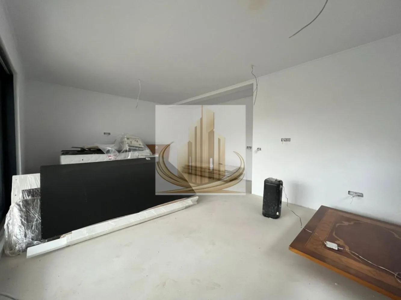 🔑 Duplex Premium | Dumbrăvița – Belvedere | Lângă Lac | 125 mp utili - Grand Mobilis Imobiliare vă propune spre vânzare un duplex deosebit, situat în Dumbrăvița, zona Belvedere – o locație exclusivă, apreciată pentru liniște, natură și accesibilitate.

Proprietatea se remarcă prin compartimentarea inteligentă, spațiile generoase și materialele de calitate superioară utilizate în construcție, fiind ideală pentru o familie care își dorește confort, intimitate și un stil de viață echilibrat.

📐 Suprafață utilă: 125 mp
🏡 Compartimentare:

Parter:

Hol de acces
Baie cu duș
Bucătărie închisă + terasă
Living generos și luminos
Terasă acoperită (20 mp) – perfectă pentru relaxare
Casa scării
Cameră tehnică (acces din terasă)

Etaj:

Hol
Dormitor matrimonial cu dressing și baie proprie, cu vedere panoramică spre lac
2 dormitoare secundare
Baie cu cadă
Pod cu spațiu generos de depozitare
🏢 Dotări și finisaje premium:
Încălzire în pardoseală + centrală termică pe gaz
Geamuri tripan Salamander (92 mm) – gamă de top, izolație excelentă
Rulouri electrice cu telecomandă
Sistem de climatizare în fiecare încăpere
Zidărie de 30 cm + izolație cu perete dublu
Proprietatea este pregătită pentru montarea unui sistem de panouri fotovoltaice
2 locuri de parcare în curte
🌿 Beneficii suplimentare:
Accesul auto in curte este prevazut cu poarta cu telecoanda
Curent trifazic (posibilitate de montare a unei statie de incarcare masina electrica)
Anexă în curte, conectată la toate utilitățile (gaz, apă, canalizare, curent)
Proprietatea dispune de toate utilitățile
Accesul se face pe un drum pietruit (~50 m), însă strada este în program de asfaltare (toamna acestui an)
📍 Locație – un real avantaj:
Poziționare excelentă, lângă lac, ideală pentru plimbări și relaxare în natură
Zonă liniștită, perfectă pentru familii
În apropiere: magazine, farmacii, spații verzi
Acces facil către centrul Dumbrăviței, principalele artere ale orașului și centura ocolitoare
💼 Recomandare:

Această proprietate este ideală pentru o familie care își dorește un cămin modern, spațios și bine poziționat, într-un cadru natural deosebit, dar totodată conectat la oraș.

📞 Pentru mai multe informații și programarea unei vizionări, echipa Grand Mobilis Imobiliare vă stă la dispoziție!