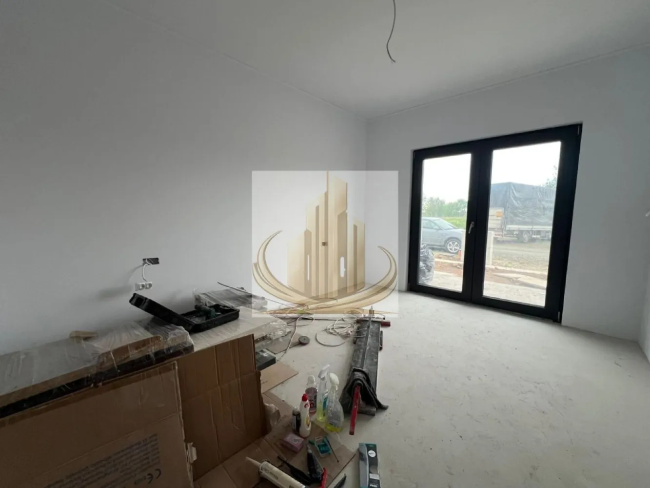 🔑 Duplex Premium | Dumbrăvița – Belvedere | Lângă Lac | 125 mp utili - Grand Mobilis Imobiliare vă propune spre vânzare un duplex deosebit, situat în Dumbrăvița, zona Belvedere – o locație exclusivă, apreciată pentru liniște, natură și accesibilitate.

Proprietatea se remarcă prin compartimentarea inteligentă, spațiile generoase și materialele de calitate superioară utilizate în construcție, fiind ideală pentru o familie care își dorește confort, intimitate și un stil de viață echilibrat.

📐 Suprafață utilă: 125 mp
🏡 Compartimentare:

Parter:

Hol de acces
Baie cu duș
Bucătărie închisă + terasă
Living generos și luminos
Terasă acoperită (20 mp) – perfectă pentru relaxare
Casa scării
Cameră tehnică (acces din terasă)

Etaj:

Hol
Dormitor matrimonial cu dressing și baie proprie, cu vedere panoramică spre lac
2 dormitoare secundare
Baie cu cadă
Pod cu spațiu generos de depozitare
🏢 Dotări și finisaje premium:
Încălzire în pardoseală + centrală termică pe gaz
Geamuri tripan Salamander (92 mm) – gamă de top, izolație excelentă
Rulouri electrice cu telecomandă
Sistem de climatizare în fiecare încăpere
Zidărie de 30 cm + izolație cu perete dublu
Proprietatea este pregătită pentru montarea unui sistem de panouri fotovoltaice
2 locuri de parcare în curte
🌿 Beneficii suplimentare:
Accesul auto in curte este prevazut cu poarta cu telecoanda
Curent trifazic (posibilitate de montare a unei statie de incarcare masina electrica)
Anexă în curte, conectată la toate utilitățile (gaz, apă, canalizare, curent)
Proprietatea dispune de toate utilitățile
Accesul se face pe un drum pietruit (~50 m), însă strada este în program de asfaltare (toamna acestui an)
📍 Locație – un real avantaj:
Poziționare excelentă, lângă lac, ideală pentru plimbări și relaxare în natură
Zonă liniștită, perfectă pentru familii
În apropiere: magazine, farmacii, spații verzi
Acces facil către centrul Dumbrăviței, principalele artere ale orașului și centura ocolitoare
💼 Recomandare:

Această proprietate este ideală pentru o familie care își dorește un cămin modern, spațios și bine poziționat, într-un cadru natural deosebit, dar totodată conectat la oraș.

📞 Pentru mai multe informații și programarea unei vizionări, echipa Grand Mobilis Imobiliare vă stă la dispoziție!