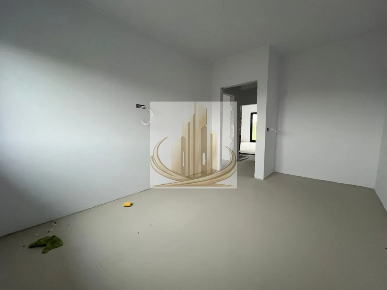 🔑 Duplex Premium | Dumbrăvița – Belvedere | Lângă Lac | 125 mp utili - Grand Mobilis Imobiliare vă propune spre vânzare un duplex deosebit, situat în Dumbrăvița, zona Belvedere – o locație exclusivă, apreciată pentru liniște, natură și accesibilitate.

Proprietatea se remarcă prin compartimentarea inteligentă, spațiile generoase și materialele de calitate superioară utilizate în construcție, fiind ideală pentru o familie care își dorește confort, intimitate și un stil de viață echilibrat.

📐 Suprafață utilă: 125 mp
🏡 Compartimentare:

Parter:

Hol de acces
Baie cu duș
Bucătărie închisă + terasă
Living generos și luminos
Terasă acoperită (20 mp) – perfectă pentru relaxare
Casa scării
Cameră tehnică (acces din terasă)

Etaj:

Hol
Dormitor matrimonial cu dressing și baie proprie, cu vedere panoramică spre lac
2 dormitoare secundare
Baie cu cadă
Pod cu spațiu generos de depozitare
🏢 Dotări și finisaje premium:
Încălzire în pardoseală + centrală termică pe gaz
Geamuri tripan Salamander (92 mm) – gamă de top, izolație excelentă
Rulouri electrice cu telecomandă
Sistem de climatizare în fiecare încăpere
Zidărie de 30 cm + izolație cu perete dublu
Proprietatea este pregătită pentru montarea unui sistem de panouri fotovoltaice
2 locuri de parcare în curte
🌿 Beneficii suplimentare:
Accesul auto in curte este prevazut cu poarta cu telecoanda
Curent trifazic (posibilitate de montare a unei statie de incarcare masina electrica)
Anexă în curte, conectată la toate utilitățile (gaz, apă, canalizare, curent)
Proprietatea dispune de toate utilitățile
Accesul se face pe un drum pietruit (~50 m), însă strada este în program de asfaltare (toamna acestui an)
📍 Locație – un real avantaj:
Poziționare excelentă, lângă lac, ideală pentru plimbări și relaxare în natură
Zonă liniștită, perfectă pentru familii
În apropiere: magazine, farmacii, spații verzi
Acces facil către centrul Dumbrăviței, principalele artere ale orașului și centura ocolitoare
💼 Recomandare:

Această proprietate este ideală pentru o familie care își dorește un cămin modern, spațios și bine poziționat, într-un cadru natural deosebit, dar totodată conectat la oraș.

📞 Pentru mai multe informații și programarea unei vizionări, echipa Grand Mobilis Imobiliare vă stă la dispoziție!