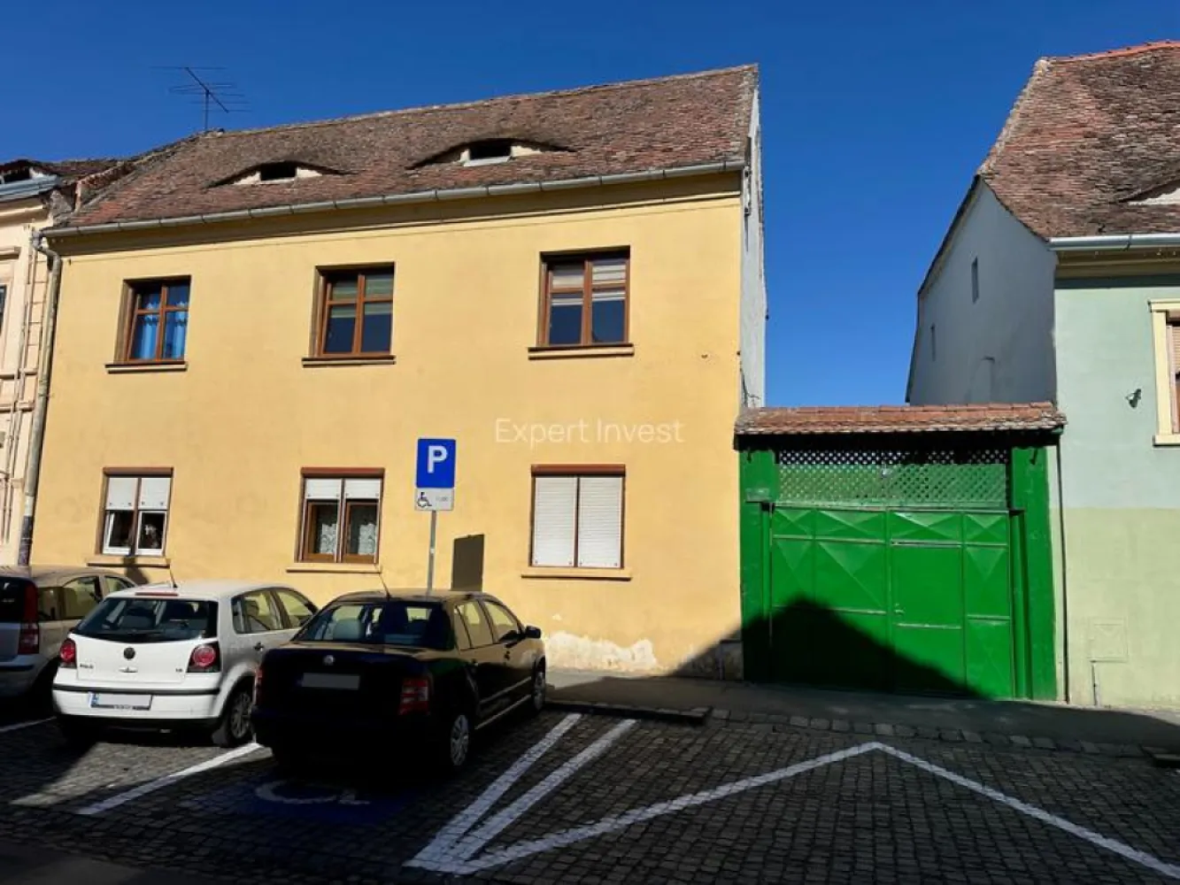 Apartament 3 camere | 95 mp | Etaj 1 | SIBIU - zona Centrala - 9 Mai - Apartament spațios și luminos în inima SibiuluiOferim spre vânzare un apartament deosebit, situat la etajul 1 al unei case din centrul istoric al Sibiului, pe strada 9 Mai – una dintre cele mai căutate zone ultracentrale ale orașului.✨ Caracteristici principale📐 Suprafață utilă: 95 mp🛏️ Compartimentare: 3 camere spațioase + bucătărie + hol + baie🏠 Etaj: 1/1🪑 Stare: Nemobilat – liber imediat🔥 Încălzire: Sobe de teracotă + centrală termică proprie📍 Locație de excepțieImobilul se află la câțiva pași de Piața Mare, muzee, restaurante și principalele obiective turistice ale Sibiului – cu acces rapid către toate punctele de interes din centrul orașului.💡 Ideal pentru:🏡 Locuință personală în centrul orașului🏨 Investiție – închiriere în regim hotelier📈 Închiriere pe termen lung cu randament ridicatOportunitate rară în zona ultracentrală a Sibiului. Contactați-ne pentru detalii și vizionare!