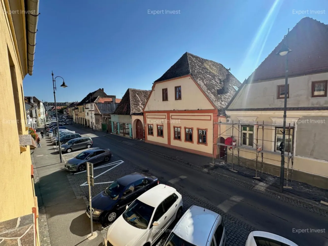 Apartament 3 camere | 95 mp | Etaj 1 | SIBIU - zona Centrala - 9 Mai - Apartament spațios și luminos în inima SibiuluiOferim spre vânzare un apartament deosebit, situat la etajul 1 al unei case din centrul istoric al Sibiului, pe strada 9 Mai – una dintre cele mai căutate zone ultracentrale ale orașului.✨ Caracteristici principale📐 Suprafață utilă: 95 mp🛏️ Compartimentare: 3 camere spațioase + bucătărie + hol + baie🏠 Etaj: 1/1🪑 Stare: Nemobilat – liber imediat🔥 Încălzire: Sobe de teracotă + centrală termică proprie📍 Locație de excepțieImobilul se află la câțiva pași de Piața Mare, muzee, restaurante și principalele obiective turistice ale Sibiului – cu acces rapid către toate punctele de interes din centrul orașului.💡 Ideal pentru:🏡 Locuință personală în centrul orașului🏨 Investiție – închiriere în regim hotelier📈 Închiriere pe termen lung cu randament ridicatOportunitate rară în zona ultracentrală a Sibiului. Contactați-ne pentru detalii și vizionare!