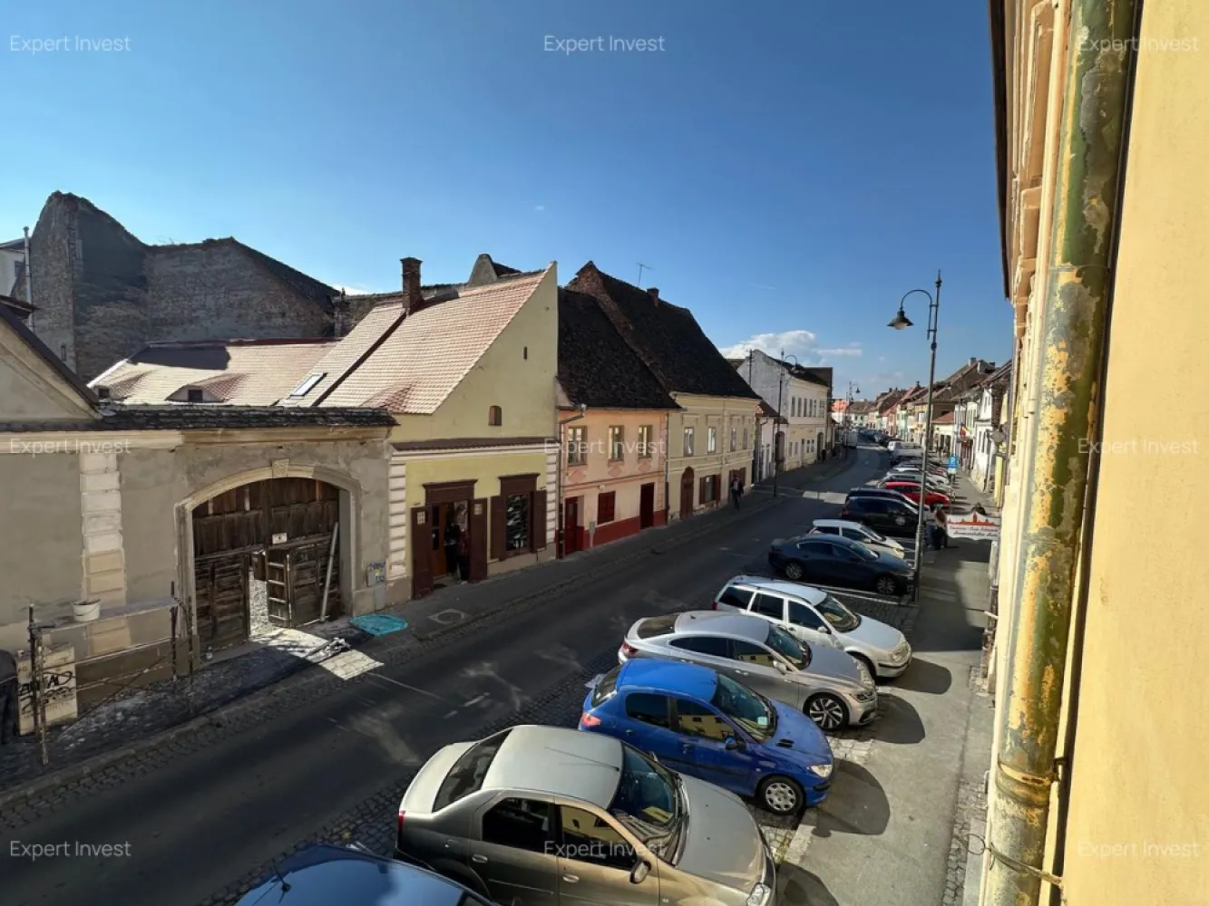 Apartament 3 camere | 95 mp | Etaj 1 | SIBIU - zona Centrala - 9 Mai - Apartament spațios și luminos în inima SibiuluiOferim spre vânzare un apartament deosebit, situat la etajul 1 al unei case din centrul istoric al Sibiului, pe strada 9 Mai – una dintre cele mai căutate zone ultracentrale ale orașului.✨ Caracteristici principale📐 Suprafață utilă: 95 mp🛏️ Compartimentare: 3 camere spațioase + bucătărie + hol + baie🏠 Etaj: 1/1🪑 Stare: Nemobilat – liber imediat🔥 Încălzire: Sobe de teracotă + centrală termică proprie📍 Locație de excepțieImobilul se află la câțiva pași de Piața Mare, muzee, restaurante și principalele obiective turistice ale Sibiului – cu acces rapid către toate punctele de interes din centrul orașului.💡 Ideal pentru:🏡 Locuință personală în centrul orașului🏨 Investiție – închiriere în regim hotelier📈 Închiriere pe termen lung cu randament ridicatOportunitate rară în zona ultracentrală a Sibiului. Contactați-ne pentru detalii și vizionare!