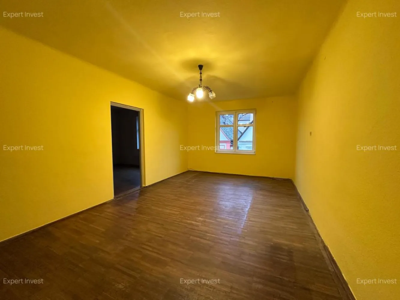 Apartament 3 camere | 95 mp | Etaj 1 | SIBIU - zona Centrala - 9 Mai - Apartament spațios și luminos în inima SibiuluiOferim spre vânzare un apartament deosebit, situat la etajul 1 al unei case din centrul istoric al Sibiului, pe strada 9 Mai – una dintre cele mai căutate zone ultracentrale ale orașului.✨ Caracteristici principale📐 Suprafață utilă: 95 mp🛏️ Compartimentare: 3 camere spațioase + bucătărie + hol + baie🏠 Etaj: 1/1🪑 Stare: Nemobilat – liber imediat🔥 Încălzire: Sobe de teracotă + centrală termică proprie📍 Locație de excepțieImobilul se află la câțiva pași de Piața Mare, muzee, restaurante și principalele obiective turistice ale Sibiului – cu acces rapid către toate punctele de interes din centrul orașului.💡 Ideal pentru:🏡 Locuință personală în centrul orașului🏨 Investiție – închiriere în regim hotelier📈 Închiriere pe termen lung cu randament ridicatOportunitate rară în zona ultracentrală a Sibiului. Contactați-ne pentru detalii și vizionare!