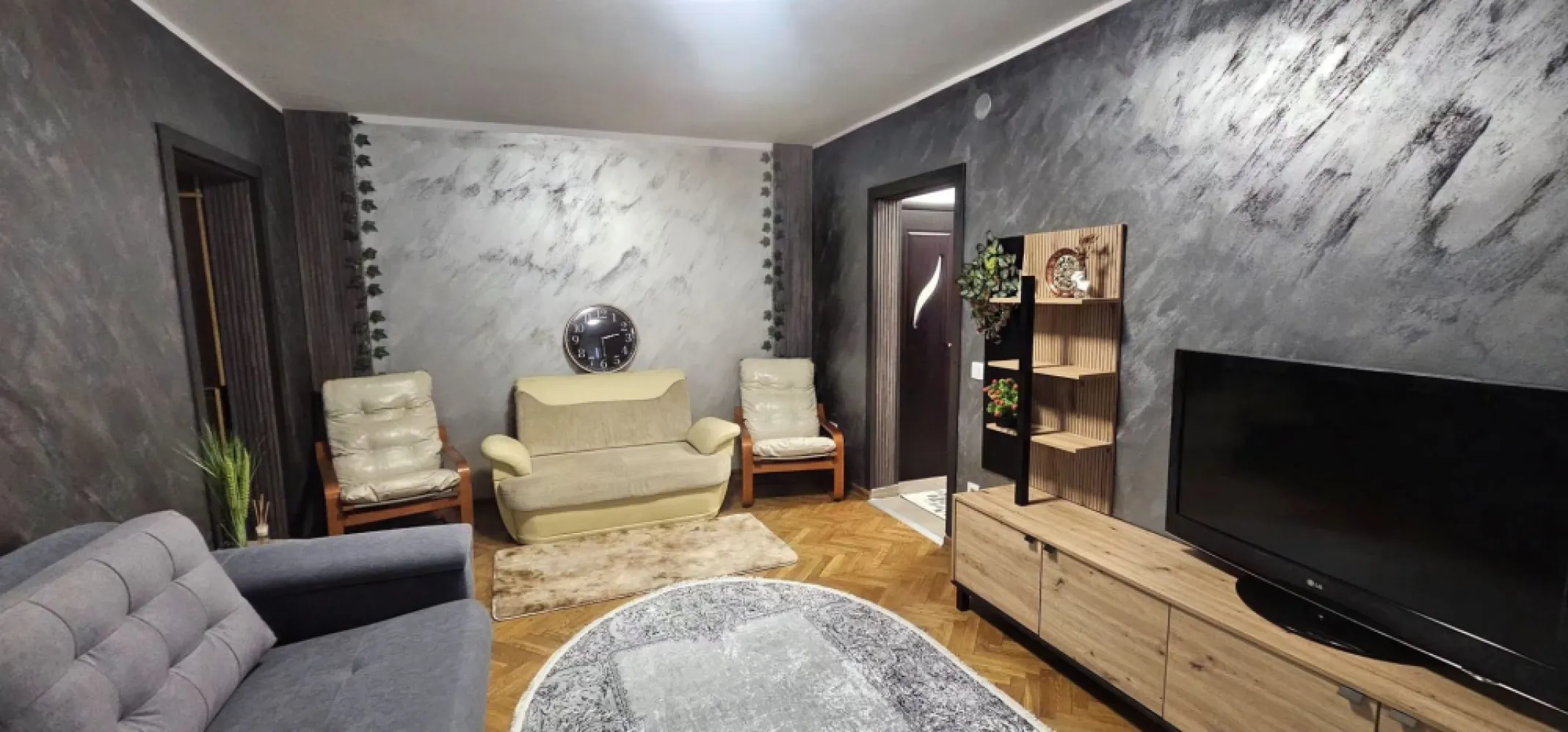 Apartament 2 camere renovat - Zona Tribunal - Papadie - Mobilat si utilat - Apartament 2 camere renovat complet | Zona Tribunal - Papadie | Mobilat si utilat

MAG Invest va propune spre vanzare un apartament cu 2 camere, semidecomandat, situat intr-una dintre cele mai apreciate zone centrale ale municipiului Galati, pe strada George Cosbuc, in imediata apropiere a Tribunalului, in zona Papadie.

Apartamentul este amplasat la etajul 6 al unui imobil bine intretinut si are o suprafata de aproximativ 56 mp, fiind o alegere excelenta atat pentru locuinta proprie, cat si pentru investitie.
Proprietatea a fost renovata recent si se prezinta intr-o stare foarte buna, fiind vanduta complet mobilata si utilata, exact asa cum este prezentata in fotografii. Viitorul proprietar se poate muta imediat, fara a fi necesare investitii suplimentare.

Locuinta beneficiaza de o compartimentare practica, spatii luminoase si toate facilitatile necesare unui stil de viata confortabil.
Amplasarea reprezinta unul dintre principalele avantaje ale proprietatii, oferind acces rapid catre institutii publice, mijloace de transport, unitati de invatamant, magazine, restaurante, centre comerciale si alte puncte de interes din zona centrala a orasului.

Apartamentul este potrivit atat pentru rezidenta permanenta, cat si pentru investitorii care urmaresc obtinerea unui randament bun din inchiriere, datorita pozitiei excelente si gradului ridicat de atractivitate al zonei.

Pret de vanzare: 778000 Euro, negociabil
Comision de tranzactionare: 1,5% din valoarea proprietatii.

Pentru informatii suplimentare si programarea unei vizionari:
Ene Liliana
0746.252.252
Oferta prezentata de MAG Invest.