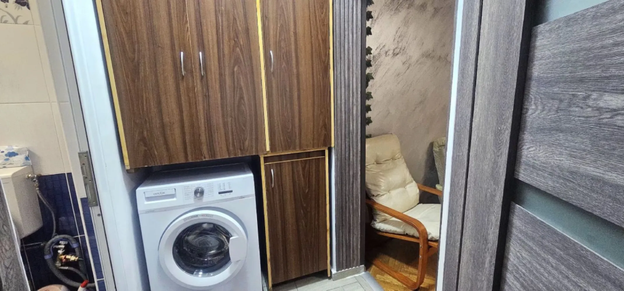 Apartament 2 camere renovat - Zona Tribunal - Papadie - Mobilat si utilat - Apartament 2 camere renovat complet | Zona Tribunal - Papadie | Mobilat si utilat

MAG Invest va propune spre vanzare un apartament cu 2 camere, semidecomandat, situat intr-una dintre cele mai apreciate zone centrale ale municipiului Galati, pe strada George Cosbuc, in imediata apropiere a Tribunalului, in zona Papadie.

Apartamentul este amplasat la etajul 6 al unui imobil bine intretinut si are o suprafata de aproximativ 56 mp, fiind o alegere excelenta atat pentru locuinta proprie, cat si pentru investitie.
Proprietatea a fost renovata recent si se prezinta intr-o stare foarte buna, fiind vanduta complet mobilata si utilata, exact asa cum este prezentata in fotografii. Viitorul proprietar se poate muta imediat, fara a fi necesare investitii suplimentare.

Locuinta beneficiaza de o compartimentare practica, spatii luminoase si toate facilitatile necesare unui stil de viata confortabil.
Amplasarea reprezinta unul dintre principalele avantaje ale proprietatii, oferind acces rapid catre institutii publice, mijloace de transport, unitati de invatamant, magazine, restaurante, centre comerciale si alte puncte de interes din zona centrala a orasului.

Apartamentul este potrivit atat pentru rezidenta permanenta, cat si pentru investitorii care urmaresc obtinerea unui randament bun din inchiriere, datorita pozitiei excelente si gradului ridicat de atractivitate al zonei.

Pret de vanzare: 778000 Euro, negociabil
Comision de tranzactionare: 1,5% din valoarea proprietatii.

Pentru informatii suplimentare si programarea unei vizionari:
Ene Liliana
0746.252.252
Oferta prezentata de MAG Invest.