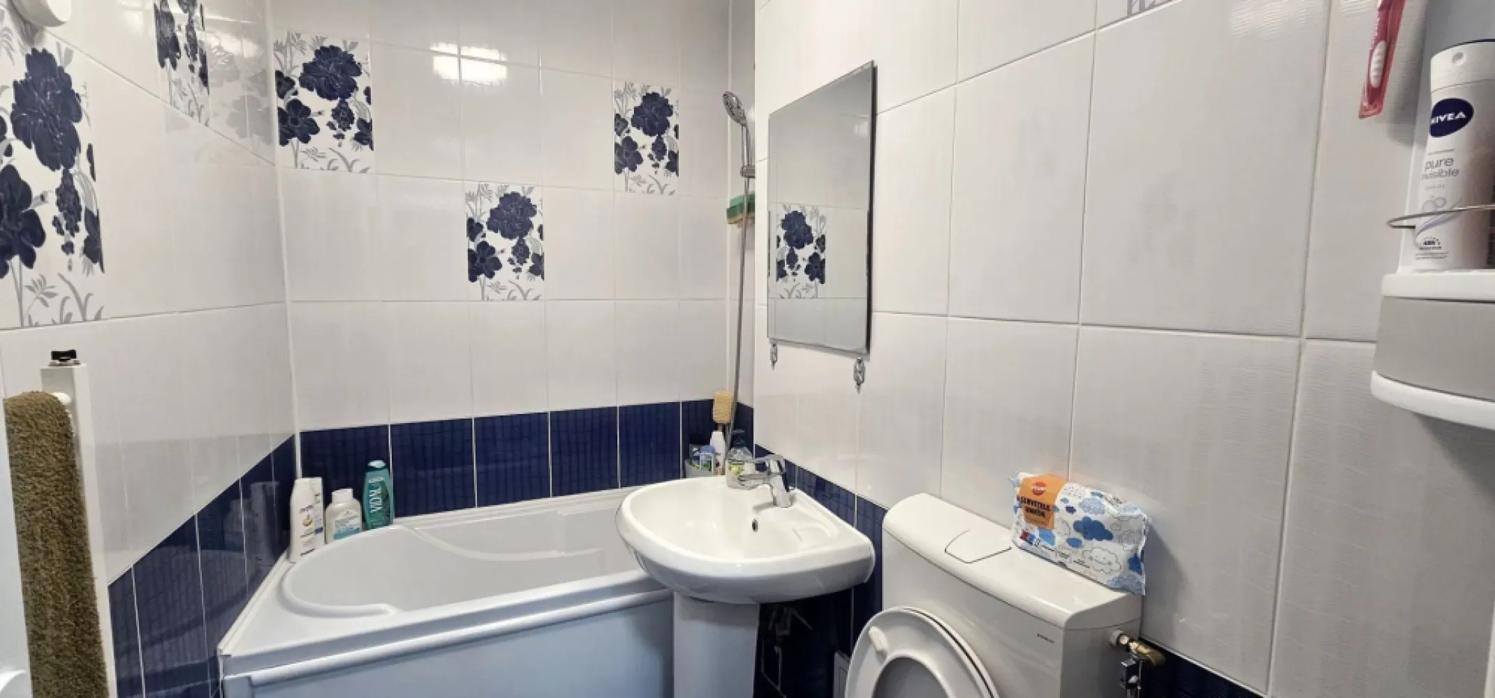 Apartament 2 camere renovat - Zona Tribunal - Papadie - Mobilat si utilat - Apartament 2 camere renovat complet | Zona Tribunal - Papadie | Mobilat si utilat

MAG Invest va propune spre vanzare un apartament cu 2 camere, semidecomandat, situat intr-una dintre cele mai apreciate zone centrale ale municipiului Galati, pe strada George Cosbuc, in imediata apropiere a Tribunalului, in zona Papadie.

Apartamentul este amplasat la etajul 6 al unui imobil bine intretinut si are o suprafata de aproximativ 56 mp, fiind o alegere excelenta atat pentru locuinta proprie, cat si pentru investitie.
Proprietatea a fost renovata recent si se prezinta intr-o stare foarte buna, fiind vanduta complet mobilata si utilata, exact asa cum este prezentata in fotografii. Viitorul proprietar se poate muta imediat, fara a fi necesare investitii suplimentare.

Locuinta beneficiaza de o compartimentare practica, spatii luminoase si toate facilitatile necesare unui stil de viata confortabil.
Amplasarea reprezinta unul dintre principalele avantaje ale proprietatii, oferind acces rapid catre institutii publice, mijloace de transport, unitati de invatamant, magazine, restaurante, centre comerciale si alte puncte de interes din zona centrala a orasului.

Apartamentul este potrivit atat pentru rezidenta permanenta, cat si pentru investitorii care urmaresc obtinerea unui randament bun din inchiriere, datorita pozitiei excelente si gradului ridicat de atractivitate al zonei.

Pret de vanzare: 778000 Euro, negociabil
Comision de tranzactionare: 1,5% din valoarea proprietatii.

Pentru informatii suplimentare si programarea unei vizionari:
Ene Liliana
0746.252.252
Oferta prezentata de MAG Invest.