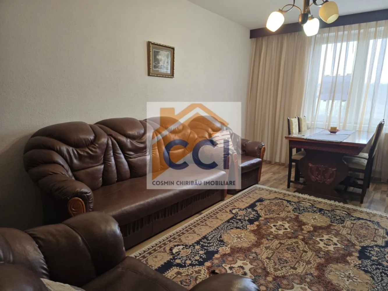 LOC. RACACIUNI, APARTAMENT 3 CAMERE - Va propunem spre vânzare un apartament confortabil și bine întreținut, situat în Comuna Răcăciuni, județul Bacău, pe strada Blocurilor nr. 5, bloc 5, scara A, etaj 2. (din 3)

Proprietatea este intabulată în anul 2025 și se evidențiază printr-un nivel ridicat de confort și eficiență energetică, fiind izolată termic și dotată cu ferestre termopan în toate încăperile. Terasa, de asemenea izolată și închisă cu geamuri termopan (cu o mică zonă deschisă), oferă un spațiu suplimentar ideal pentru relaxare.

Apartamentul are o structura decomandata de 3 camere, beneficiind de o baie modernă și o bucătărie generoasă, perfectă pentru activitățile zilnice ale unei familii. Se află într-o zonă foarte bună, liniștită și bine conectată la facilitățile locale.

Din punct de vedere al încălzirii, imobilul este echipat cu centrală termică electrică, cu posibilitatea de conversie către un sistem pe peleți (centrală sau termosemineu), datorită existenței unui coș de fum individual. În plus, fiecare dormitor este prevăzut cu sobă de teracotă, oferind o alternativă practică și eficientă.

Baia este dotată cu boiler electric, asigurând apă caldă atât pentru baie, cât și pentru bucătărie.

Apartamentul se vinde complet mobilat, iar bucătăria este utilată cu aragaz cu butelie, hotă și mașină de spălat rufe.

Localizare și facilități:

Acces facil către centre comerciale și restaurante
În apropiere de școli și grădinițe
La aproximativ 8 minute de mers pe jos de Primărie, Poștă și Poliție
În vecinătate: Casa de Cultură, farmacii, cabinet stomatologic și medic de familie
Acces rapid la unități bancare (CEC și BRD)
Aproape de stadion și gară

Transport:

Stație de autobuz pe E85 la doar 3 minute (legături directe cu autogara Bacău)
Gara la aproximativ 15 minute de mers pe jos

Această proprietate reprezintă o oportunitate excelentă pentru cei care își doresc un cămin confortabil, într-o zonă bine poziționată și cu acces rapid la toate facilitățile necesare.

Pentru mai multe detalii sau pentru programarea unei vizionări, vă stăm la dispoziție!