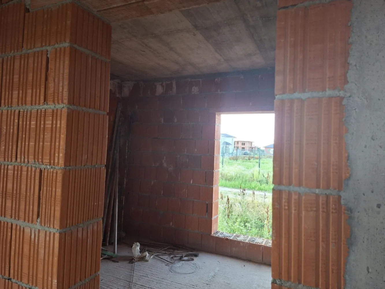 BRASADAS vinde casa in constructie de tip DUPLEX in Odoreu. - Agenția imobiliara BRASADAS vinde casa de tip DUPLEX cu PARTER si MANSARDA la intrare in Odoreu. 
Casa are trei dormitoare, trei bai, bucătărie deschisa si living.
Dormitoarele de la etaj au acces la bai si balcon.
Casa este in constructie și poate fi achiziționat si in rate.
Www.brasadas.com.