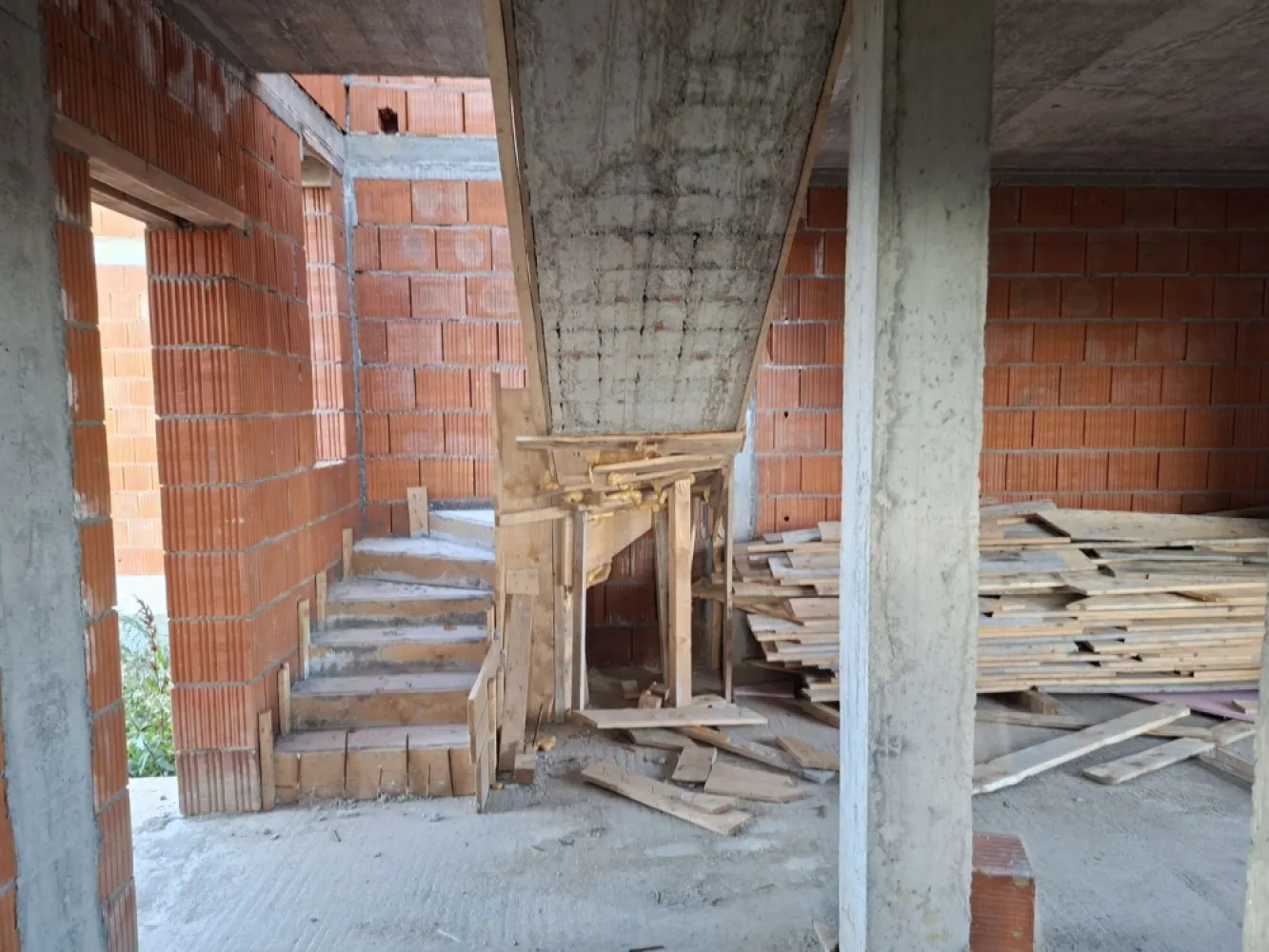 BRASADAS vinde casa in constructie de tip DUPLEX in Odoreu. - Agenția imobiliara BRASADAS vinde casa de tip DUPLEX cu PARTER si MANSARDA la intrare in Odoreu. 
Casa are trei dormitoare, trei bai, bucătărie deschisa si living.
Dormitoarele de la etaj au acces la bai si balcon.
Casa este in constructie și poate fi achiziționat si in rate.
Www.brasadas.com.
