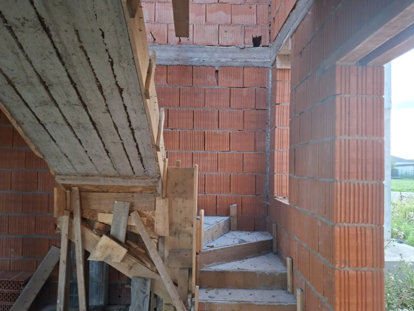 BRASADAS vinde casa in constructie de tip DUPLEX in Odoreu. - Agenția imobiliara BRASADAS vinde casa de tip DUPLEX cu PARTER si MANSARDA la intrare in Odoreu. 
Casa are trei dormitoare, trei bai, bucătărie deschisa si living.
Dormitoarele de la etaj au acces la bai si balcon.
Casa este in constructie și poate fi achiziționat si in rate.
Www.brasadas.com.