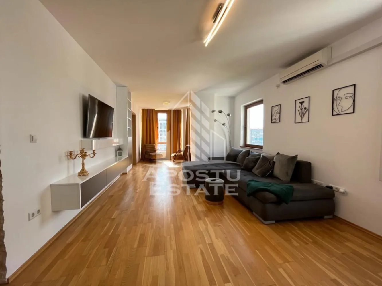 Apartament cu 2 camere de inchiriat, bloc nou, zona Torontalului - Apostu Estate va propune spre inchiriere un apartament modern cu 2 camere, open space, confort 1, situat in zona Calea Torontalului.

Apartamentul se afla la etajul 5 al unui unui imobil cu 5 etaje ce beneficiaza de lift.

Imobilul se intinde pe o suprafata utila de 80mp si este compartimentat astfel:
- hol de acces
- bucatarie open space
- dormitor
- living
- baie cu cada
- baie de servici

Confortul termic se realizeaza prin intermediul centralei proprii si al aerului conditionat.

Vecinatati:
- VOX Tehnology Park
- NextFit
- Lidl
- Profi
- Pizzeria Giovana
- Breathless House

Apartamentul se inchiriaza complet mobilat si utilat, dupa cum este prezentat in poze.Acces gratuit la parc si loc de joaca privat.

Disponibil spre inchiriere de la finalul lunii iulie.
Va asteptam cu drag la o vizionare!