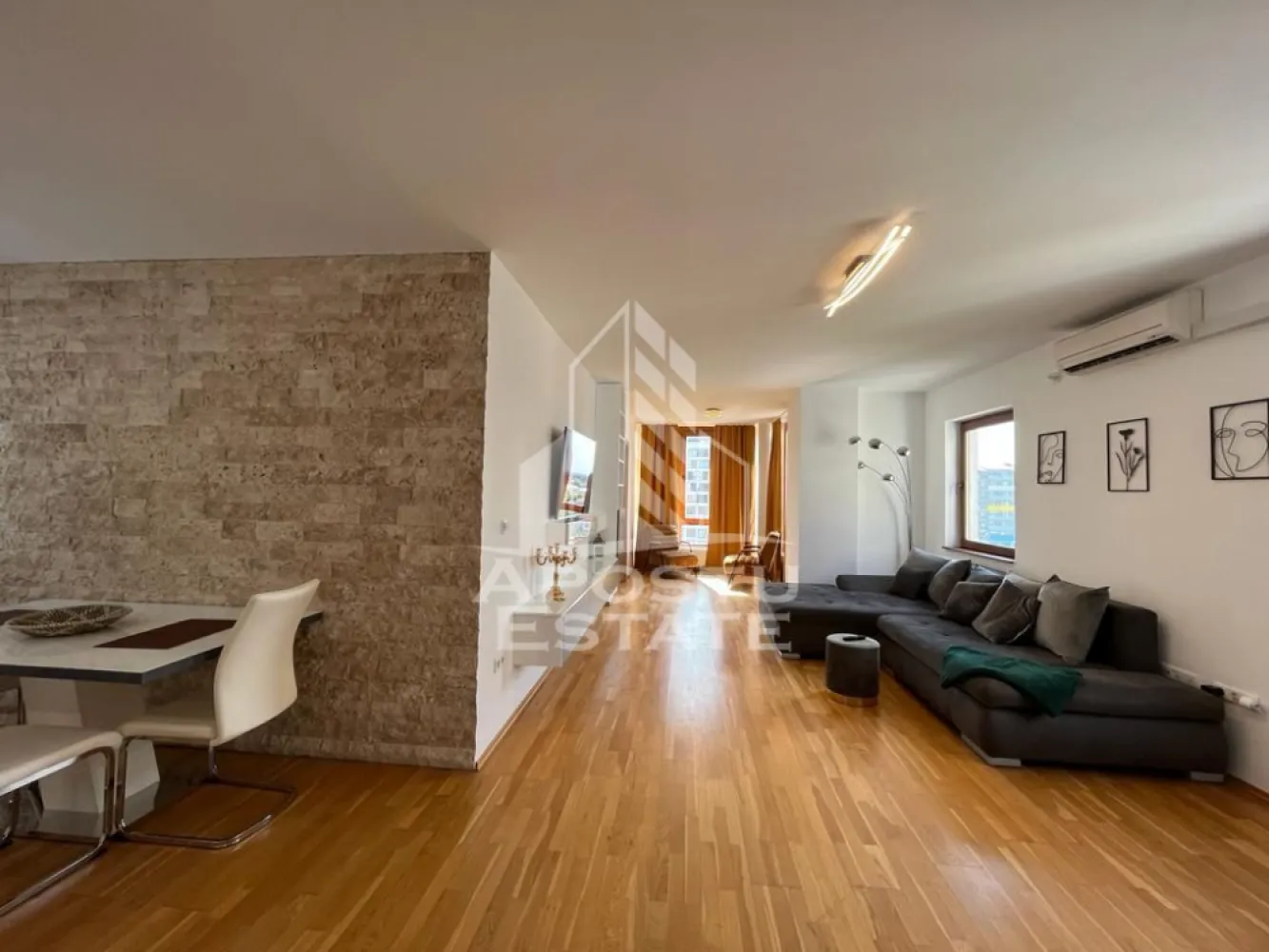 Apartament cu 2 camere de inchiriat, bloc nou, zona Torontalului - Apostu Estate va propune spre inchiriere un apartament modern cu 2 camere, open space, confort 1, situat in zona Calea Torontalului.

Apartamentul se afla la etajul 5 al unui unui imobil cu 5 etaje ce beneficiaza de lift.

Imobilul se intinde pe o suprafata utila de 80mp si este compartimentat astfel:
- hol de acces
- bucatarie open space
- dormitor
- living
- baie cu cada
- baie de servici

Confortul termic se realizeaza prin intermediul centralei proprii si al aerului conditionat.

Vecinatati:
- VOX Tehnology Park
- NextFit
- Lidl
- Profi
- Pizzeria Giovana
- Breathless House

Apartamentul se inchiriaza complet mobilat si utilat, dupa cum este prezentat in poze.Acces gratuit la parc si loc de joaca privat.

Disponibil spre inchiriere de la finalul lunii iulie.
Va asteptam cu drag la o vizionare!