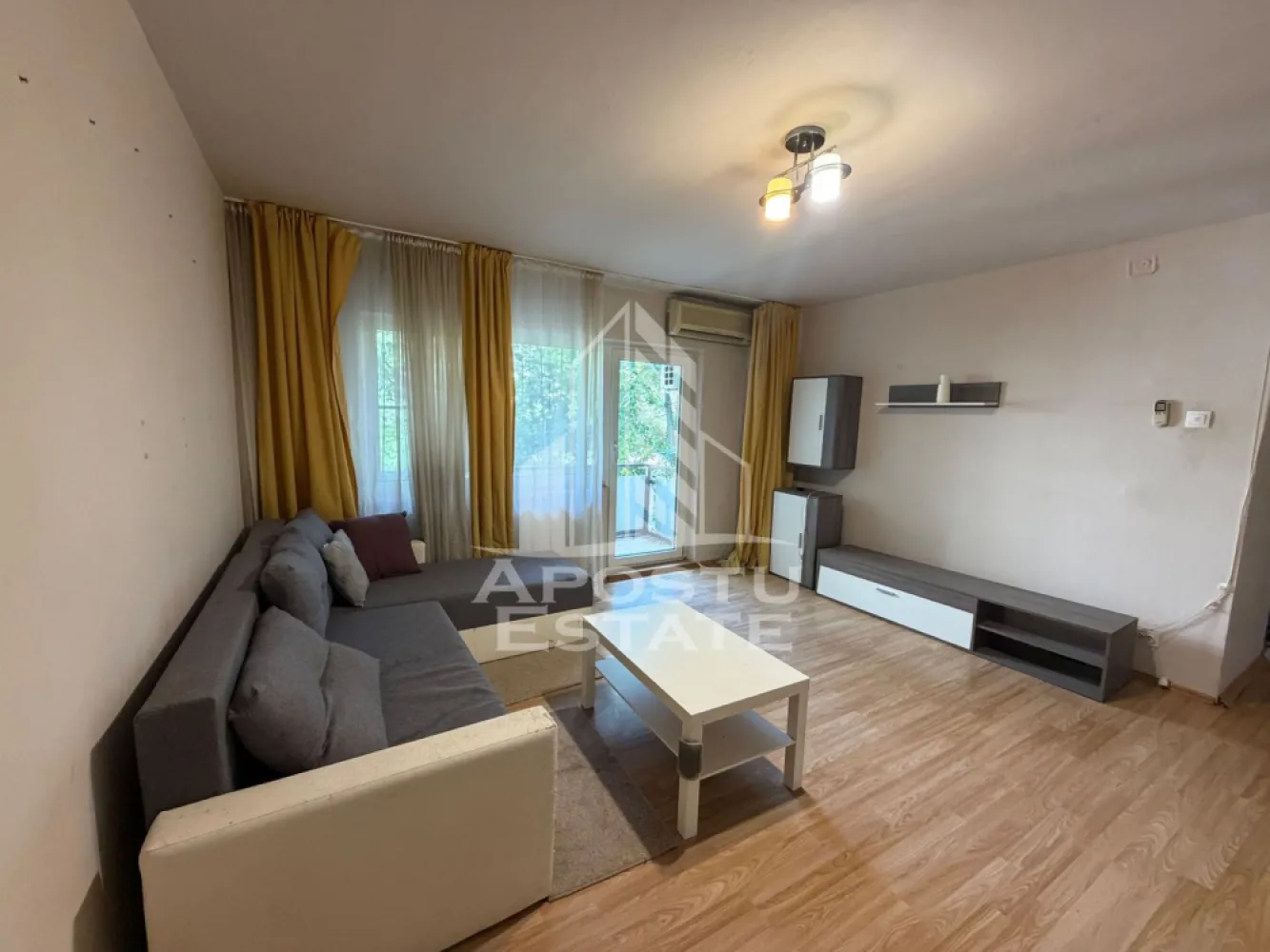 Apartament cu 2 camere de vanzare, etaj intermediar , Zona Bucovina - Agenţia imobiliara Apostu Estate va propune spre vânzare un apartament nou cu 2 camere ,situat în zona Bucovina ,una dintre cele mai căutate zone din Timisoara . Ideal atât pentru locuinţa proprie , cat si pentru investiție 

 Imobilul este situat la etajul 1 din 4 ,având o suprafață utilă de 56,93 mp 

 Compartimentare :
 -Bucătărie cu debara
 -Living cu ieșire pe balcon
 -Dormitor matrimonial cu ieșire pe balcon
 -Baie cu cadă 
 -2 balcoane deschise 
 -2 debarale 
 
 Apartamentul se vinde complet mobilat , conform pozelor

Apartamentul este racordat la sistemul centralizat de termoficare, oferind o temperatură constantă pe perioada iernii.

 Beneficii suplimentare :
 - Compartimentare funcțională 
 - Zona perfectă pentru locuit sau investiţie
 -Aer condiționat 
 -Termopane 

Vecinătății :
-Școali
-Lidl 
-Iulius Mall 

 Pentru mai multe detalii si programarea unei vizionari , va stam cu drag la dispoziţie .
 
 Agenţia imobiliara Apostu Estate vă oferă consultanta bancara gratuita prin intermediul colaboratorilor noştri pentru alegerea celui mai potrivit tip de credit , astfel încât tu să devii noul proprietar al acestui apartament
 ID INTERN: CP3229528