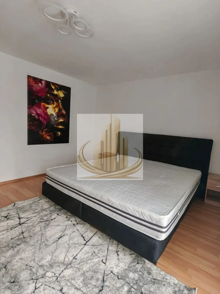Casa cu 4 camere si 2 bai| Pet Friendly | 2 Parcări | Zona LIDL - Echipa Grand Mobilis Imobiliare vă propune spre închiriere o casă modernă, complet mobilată și utilată, situată în Dumbrăvița, în apropierea zonei Lidl, una dintre cele mai apreciate și bine conectate zone rezidențiale din apropierea Timișoarei.

Locuința face parte dintr-un ansamblu de case înșiruite, fiind amplasată între alte două unități, un avantaj important care contribuie la un confort termic sporit și costuri reduse de întreținere.

Casa dispune de 105 mp utili, este compartimentată pe parter și etaj și se remarcă prin spațiile luminoase, compartimentarea practică și atmosfera primitoare, fiind alegerea ideală pentru un cuplu sau o familie care își dorește confort și liniște.

Compartimentare:

Parter:

living generos;
birou, ideal pentru work from home;
bucătărie complet mobilată și utilată (plită, cuptor, hotă, mașină de spălat vase, combină frigorifică, cuptor cu microunde, prăjitor de pâine și friteuză);
baie cu cabină de duș.

Etaj:

două dormitoare spațioase;
baie cu cadă și mașină de spălat.

Proprietatea se închiriază complet mobilată și utilată, fiind pregătită pentru mutare imediată. Beneficiază de centrală termică proprie, aer condiționat, Smart TV, o terasă mobilată, curte proprie de aproximativ 150 mp, hamac, grătar și două locuri de parcare.

Un alt mare avantaj îl reprezintă poziționarea excelentă. În doar câteva minute de mers pe jos regăsiți supermarketuri, restaurante, cafenele, brutării, școli, grădinițe, afterschool-uri, farmacii, săli de fitness, parcuri și zone verzi, precum și stații ale mijloacelor de transport în comun. Totodată, accesul către principalele artere ale orașului și către Timișoara este rapid și facil, oferind un plus de confort în viața de zi cu zi.

Un avantaj rar întâlnit este faptul că proprietatea este Pet Friendly, astfel încât și companionii dumneavoastră necuvântători sunt bineveniți.

Datorită poziției excelente, compartimentării practice, curții generoase, celor două locuri de parcare și faptului că se închiriază complet mobilată și utilată, această proprietate reprezintă alegerea ideală pentru cei care își doresc o casă pregătită pentru mutare, într-o zonă liniștită, dar foarte bine conectată.

Pentru mai multe informații și programarea unei vizionări, vă invităm să contactați echipa Grand Mobilis Imobiliare!
ID Intern: CP3229599