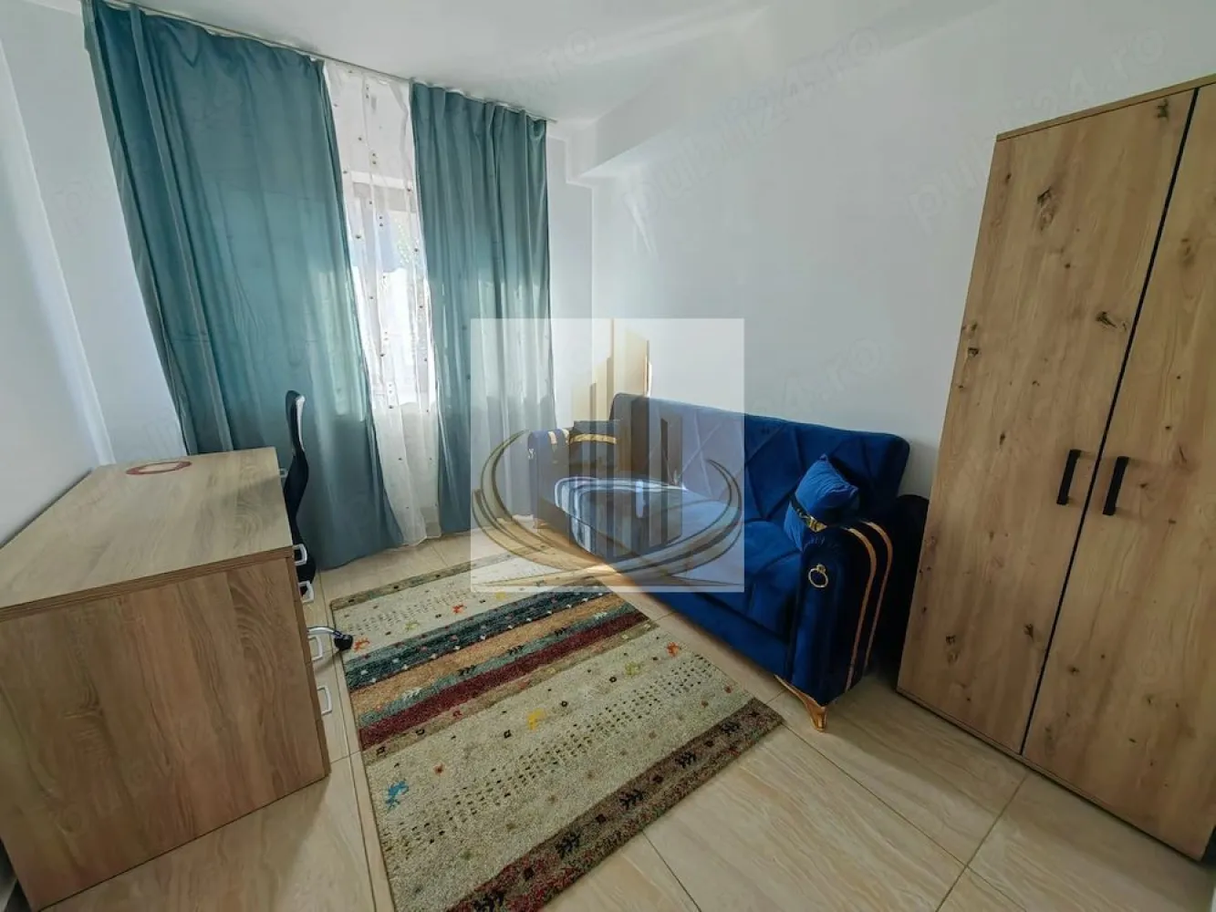 Casa cu 4 camere si 2 bai| Pet Friendly | 2 Parcări | Zona LIDL - Echipa Grand Mobilis Imobiliare vă propune spre închiriere o casă modernă, complet mobilată și utilată, situată în Dumbrăvița, în apropierea zonei Lidl, una dintre cele mai apreciate și bine conectate zone rezidențiale din apropierea Timișoarei.

Locuința face parte dintr-un ansamblu de case înșiruite, fiind amplasată între alte două unități, un avantaj important care contribuie la un confort termic sporit și costuri reduse de întreținere.

Casa dispune de 105 mp utili, este compartimentată pe parter și etaj și se remarcă prin spațiile luminoase, compartimentarea practică și atmosfera primitoare, fiind alegerea ideală pentru un cuplu sau o familie care își dorește confort și liniște.

Compartimentare:

Parter:

living generos;
birou, ideal pentru work from home;
bucătărie complet mobilată și utilată (plită, cuptor, hotă, mașină de spălat vase, combină frigorifică, cuptor cu microunde, prăjitor de pâine și friteuză);
baie cu cabină de duș.

Etaj:

două dormitoare spațioase;
baie cu cadă și mașină de spălat.

Proprietatea se închiriază complet mobilată și utilată, fiind pregătită pentru mutare imediată. Beneficiază de centrală termică proprie, aer condiționat, Smart TV, o terasă mobilată, curte proprie de aproximativ 150 mp, hamac, grătar și două locuri de parcare.

Un alt mare avantaj îl reprezintă poziționarea excelentă. În doar câteva minute de mers pe jos regăsiți supermarketuri, restaurante, cafenele, brutării, școli, grădinițe, afterschool-uri, farmacii, săli de fitness, parcuri și zone verzi, precum și stații ale mijloacelor de transport în comun. Totodată, accesul către principalele artere ale orașului și către Timișoara este rapid și facil, oferind un plus de confort în viața de zi cu zi.

Un avantaj rar întâlnit este faptul că proprietatea este Pet Friendly, astfel încât și companionii dumneavoastră necuvântători sunt bineveniți.

Datorită poziției excelente, compartimentării practice, curții generoase, celor două locuri de parcare și faptului că se închiriază complet mobilată și utilată, această proprietate reprezintă alegerea ideală pentru cei care își doresc o casă pregătită pentru mutare, într-o zonă liniștită, dar foarte bine conectată.

Pentru mai multe informații și programarea unei vizionări, vă invităm să contactați echipa Grand Mobilis Imobiliare!
ID Intern: CP3229599