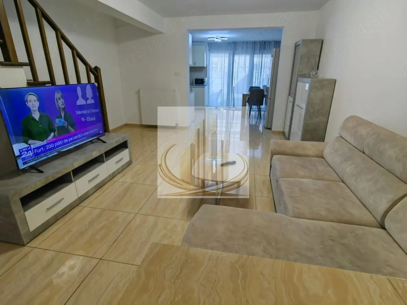 Casa cu 4 camere si 2 bai| Pet Friendly | 2 Parcări | Zona LIDL - Echipa Grand Mobilis Imobiliare vă propune spre închiriere o casă modernă, complet mobilată și utilată, situată în Dumbrăvița, în apropierea zonei Lidl, una dintre cele mai apreciate și bine conectate zone rezidențiale din apropierea Timișoarei.

Locuința face parte dintr-un ansamblu de case înșiruite, fiind amplasată între alte două unități, un avantaj important care contribuie la un confort termic sporit și costuri reduse de întreținere.

Casa dispune de 105 mp utili, este compartimentată pe parter și etaj și se remarcă prin spațiile luminoase, compartimentarea practică și atmosfera primitoare, fiind alegerea ideală pentru un cuplu sau o familie care își dorește confort și liniște.

Compartimentare:

Parter:

living generos;
birou, ideal pentru work from home;
bucătărie complet mobilată și utilată (plită, cuptor, hotă, mașină de spălat vase, combină frigorifică, cuptor cu microunde, prăjitor de pâine și friteuză);
baie cu cabină de duș.

Etaj:

două dormitoare spațioase;
baie cu cadă și mașină de spălat.

Proprietatea se închiriază complet mobilată și utilată, fiind pregătită pentru mutare imediată. Beneficiază de centrală termică proprie, aer condiționat, Smart TV, o terasă mobilată, curte proprie de aproximativ 150 mp, hamac, grătar și două locuri de parcare.

Un alt mare avantaj îl reprezintă poziționarea excelentă. În doar câteva minute de mers pe jos regăsiți supermarketuri, restaurante, cafenele, brutării, școli, grădinițe, afterschool-uri, farmacii, săli de fitness, parcuri și zone verzi, precum și stații ale mijloacelor de transport în comun. Totodată, accesul către principalele artere ale orașului și către Timișoara este rapid și facil, oferind un plus de confort în viața de zi cu zi.

Un avantaj rar întâlnit este faptul că proprietatea este Pet Friendly, astfel încât și companionii dumneavoastră necuvântători sunt bineveniți.

Datorită poziției excelente, compartimentării practice, curții generoase, celor două locuri de parcare și faptului că se închiriază complet mobilată și utilată, această proprietate reprezintă alegerea ideală pentru cei care își doresc o casă pregătită pentru mutare, într-o zonă liniștită, dar foarte bine conectată.

Pentru mai multe informații și programarea unei vizionări, vă invităm să contactați echipa Grand Mobilis Imobiliare!
ID Intern: CP3229599