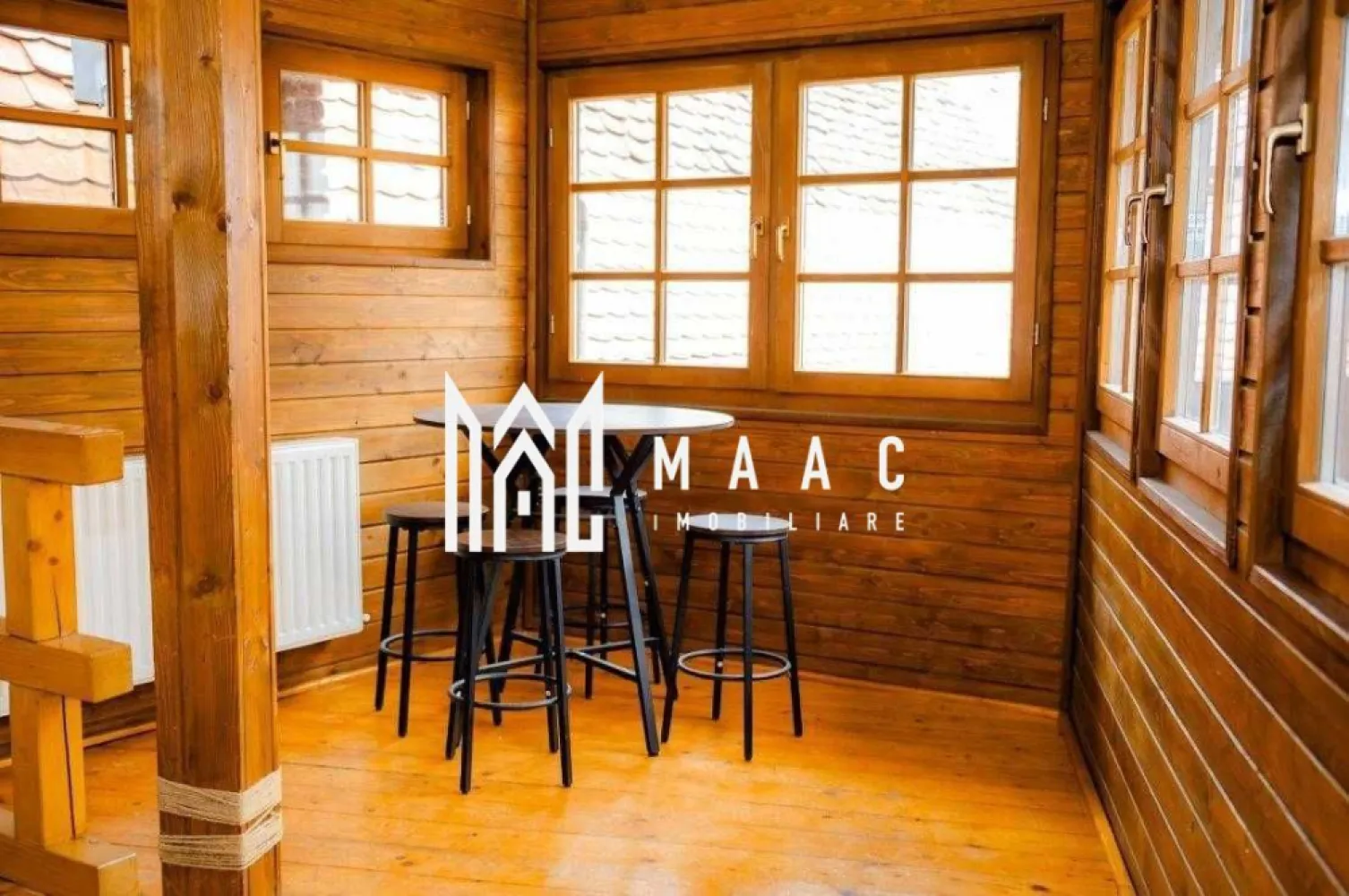 Casa individuala I 4 apartamente I Centrul Istoric - MAAC Imobiliare vă propune spre vânzare o proprietate deosebită, cu arhitectură superbă, complet renovată în anul 2025, situată în Centrul Istoric, într-o curte individuală, oferind intimitate și un caracter unic rar întâlnit. Imobilul are regim de înălțime S+P+E+M și o suprafață utilă totală de 335 mp, fiind compus din 4 apartamente, pivniță și curte interioară.

Proprietatea este structurată în două corpuri de clădire, fiecare cu identitate arhitecturală distinctă și elemente istorice restaurate:

Corp I:
-Subsol (sec. XVI-XVII), restaurat, 43 mp, încălzit – spațiu ideal pentru cramă
-Parter (sec. XVII-XVIII), apartament restaurat – living, oficiu, bucătărie, dormitor cu baie – 45 mp
-Etaj I (sec. XVIII), garsonieră restaurată – loc de luat masa, oficiu, bucătărie, dormitor, baie cu duș – 30 mp
-Pod mansardat (sec. XIX), desfășurat pe trei nivele, cu arhitectură specială – living, bucătărie, baie și galerie – 130 mp

Corp II:
-Apartament dispus pe două niveluri – parter cu living, bucătărie și grup sanitar, mansardă cu dormitor și duș – 42 mp

Întregul imobil îmbină armonios elementele istorice cu confortul modern, fiind complet renovat cu atenție la detalii și respect pentru arhitectura originală. Proprietatea este ideală atât pentru locuire, cât și pentru investiție, având potențial excelent pentru regim hotelier sau activități turistice, datorită poziționării ultracentrale și compartimentării în unități independente.

Curtea interioară oferă un spațiu intim și valoros în context urban, completând farmecul acestei proprietăți unice din Centrul Istoric.

Pentru mai multe detalii, vă rugăm să menționați telefonic că ați văzut anunțul cu CP2797645