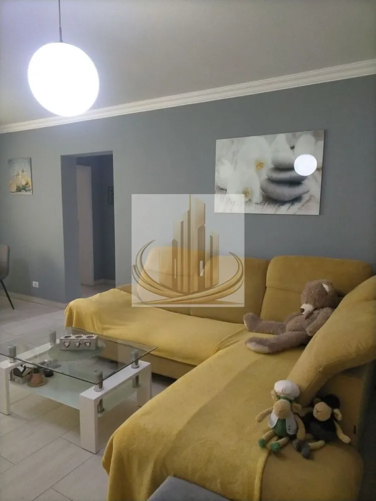 Apartament 3 Camere, Modern | Etaj 2 | Dumbrăvița – Zonă Excelenta - Grand Mobilis Imobiliare vă propune spre vânzare un apartament cu 3 camere, open-space, situat în Dumbrăvița, într-o zonă liniștită și foarte bine conectată.

Construit în anul 2018, apartamentul se remarcă prin compartimentarea eficientă și printr-o amenajare modernă, realizată cu bun gust, fiind pregătit pentru a deveni un cămin confortabil sau o investiție sigură.

📐 Detalii proprietate:
Compartimentare: 3 camere decomandate, cu living open-space
Etaj: 2 din 2
Construcție: 2018
Spații bine optimizate și luminoase
🏢 Dotări și avantaje:
Încălzire în pardoseală + centrală proprie
Bloc bine întreținut
Apartament luminos, cu atmosferă primitoare
📍 Locație:

Poziționat într-o zonă liniștită, dar excelent conectată, apartamentul oferă acces rapid către toate punctele de interes:

Grădiniță, școală, magazine în imediata apropiere
Aproape de Decathlon, Hornbach, Profi, restaurante și terase
La câteva minute de Player Dumbrăvița
Acces facil către principalele artere ale orașului și către Iulius Town
💼 Potrivit pentru:

✔️ Familii, care își doresc un cămin modern, într-o zonă liniștită
✔️ Investitori, apartamentul putând fi preluat cu chiriași existenți, care achită în prezent 550 €/lună, oferind un randament imediat

📞 Pentru mai multe informații și programarea unei vizionări, echipa Grand Mobilis Imobiliare vă stă la dispoziție!