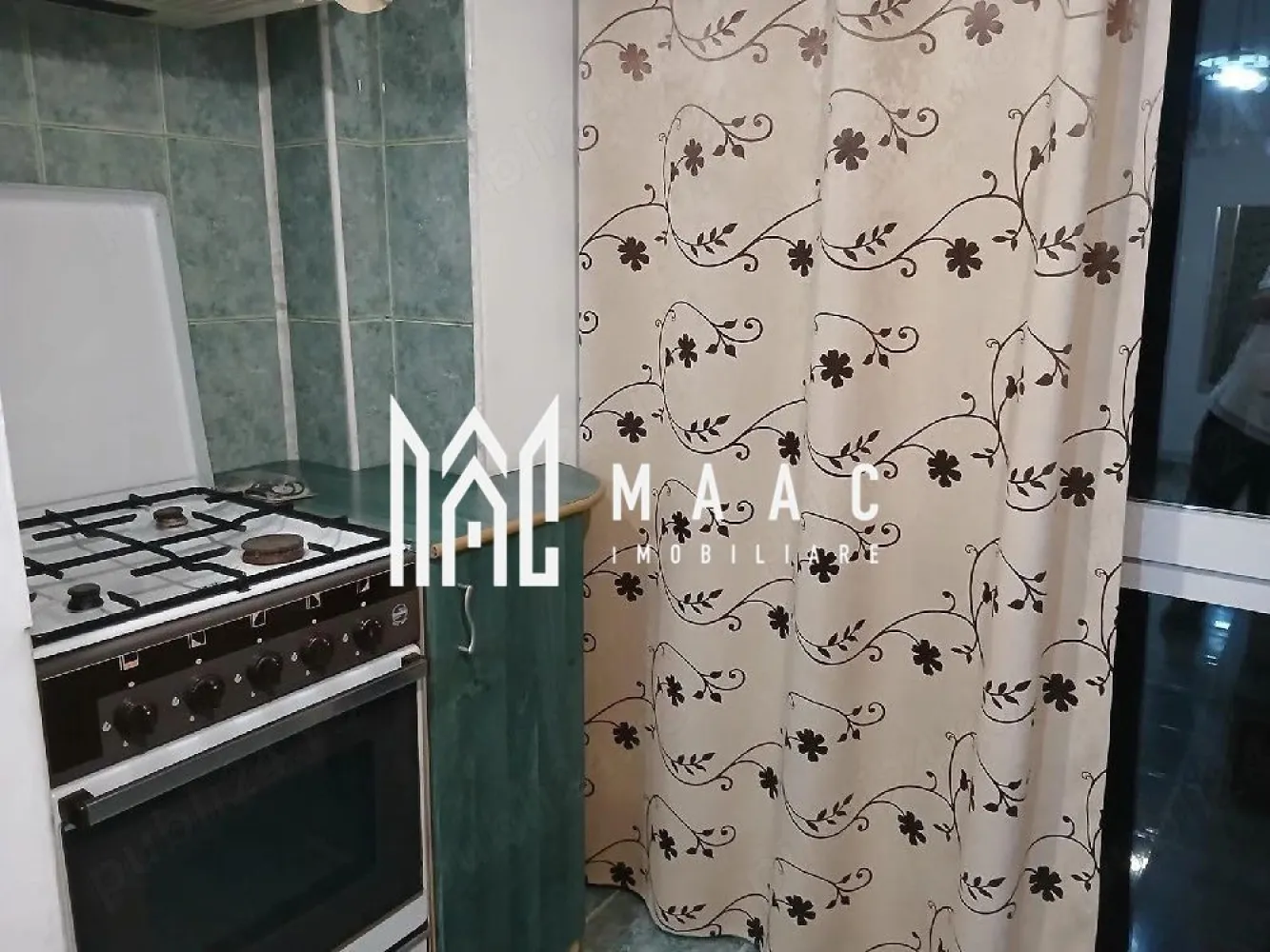 Apartament 2 camere | Etaj 3 | Decomandat | Vasile Aaron - MAAC Imobiliare vă prezintă spre vânzare un apartament cu 2 camere, situat la etajul 3 din 4 în zona Vasile Aaron.

Caracteristici:
Apartament decomandat cu 2 camere.
Suprafață utilă de 53 mp 
Situat la etajul 3 într-un imobil P+4, construit în anul 1985, cu acoperiș din țiglă.
Orientare Sud-Est, oferind lumină naturală pe tot parcursul zilei.
Recent renovat.

Compartimentare:
Hol de acces.
Living luminos.
Dormitor generos.
Bucătărie funcțională, mobilata si utilata.
Baie.
Balcon închis cu geam termopan pe toată suprafața, unde sunt amplasate centrala termică și zona de gătit.

Dotări și finisaje:
Centrală termică proprie.
Ușă metalică.
Geamuri termopan.
Imobil izolat exterior pentru eficiență energetică.
Acces în scară securizat cu interfon și cartelă.

Spații suplimentare:
Pivniță de aproximativ 9 mp, ideală pentru depozitare.

Mobilare și utilare
Apartamentul se vinde complet mobilat și utilat, fiind pregătit pentru mutare imediată sau închiriere.

Avantaje locație
Zonă foarte bine conectată, aproape de piață agroalimentară, magazine, școli, grădinițe și centre comerciale.
Acces rapid la mijloace de transport în comun.

Pentru mai multe detalii precizati telefonic ca ati vazut anuntul cu ID: CP3012738