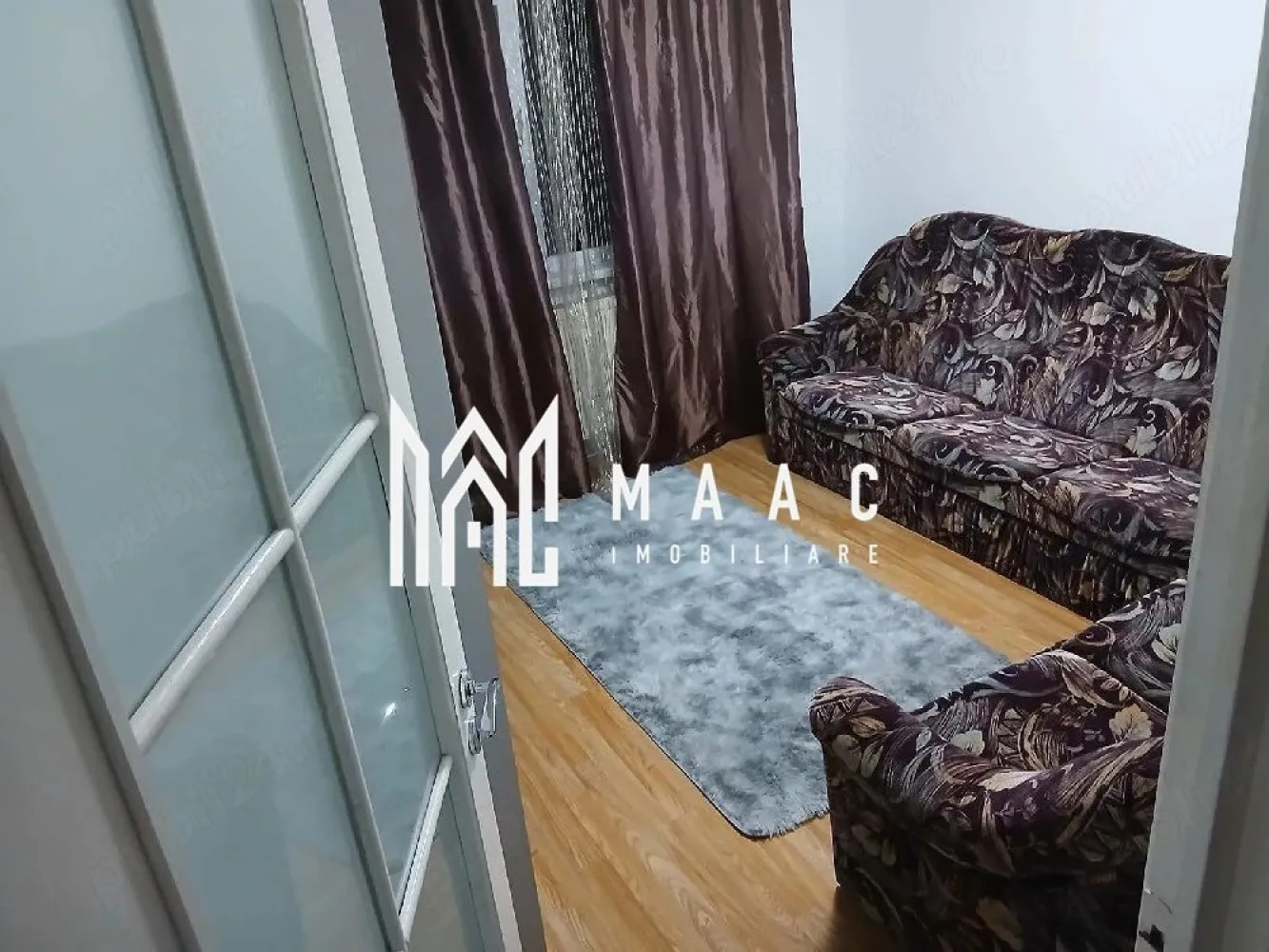 Apartament 2 camere | Etaj 3 | Decomandat | Vasile Aaron - MAAC Imobiliare vă prezintă spre vânzare un apartament cu 2 camere, situat la etajul 3 din 4 în zona Vasile Aaron.

Caracteristici:
Apartament decomandat cu 2 camere.
Suprafață utilă de 53 mp 
Situat la etajul 3 într-un imobil P+4, construit în anul 1985, cu acoperiș din țiglă.
Orientare Sud-Est, oferind lumină naturală pe tot parcursul zilei.
Recent renovat.

Compartimentare:
Hol de acces.
Living luminos.
Dormitor generos.
Bucătărie funcțională, mobilata si utilata.
Baie.
Balcon închis cu geam termopan pe toată suprafața, unde sunt amplasate centrala termică și zona de gătit.

Dotări și finisaje:
Centrală termică proprie.
Ușă metalică.
Geamuri termopan.
Imobil izolat exterior pentru eficiență energetică.
Acces în scară securizat cu interfon și cartelă.

Spații suplimentare:
Pivniță de aproximativ 9 mp, ideală pentru depozitare.

Mobilare și utilare
Apartamentul se vinde complet mobilat și utilat, fiind pregătit pentru mutare imediată sau închiriere.

Avantaje locație
Zonă foarte bine conectată, aproape de piață agroalimentară, magazine, școli, grădinițe și centre comerciale.
Acces rapid la mijloace de transport în comun.

Pentru mai multe detalii precizati telefonic ca ati vazut anuntul cu ID: CP3012738