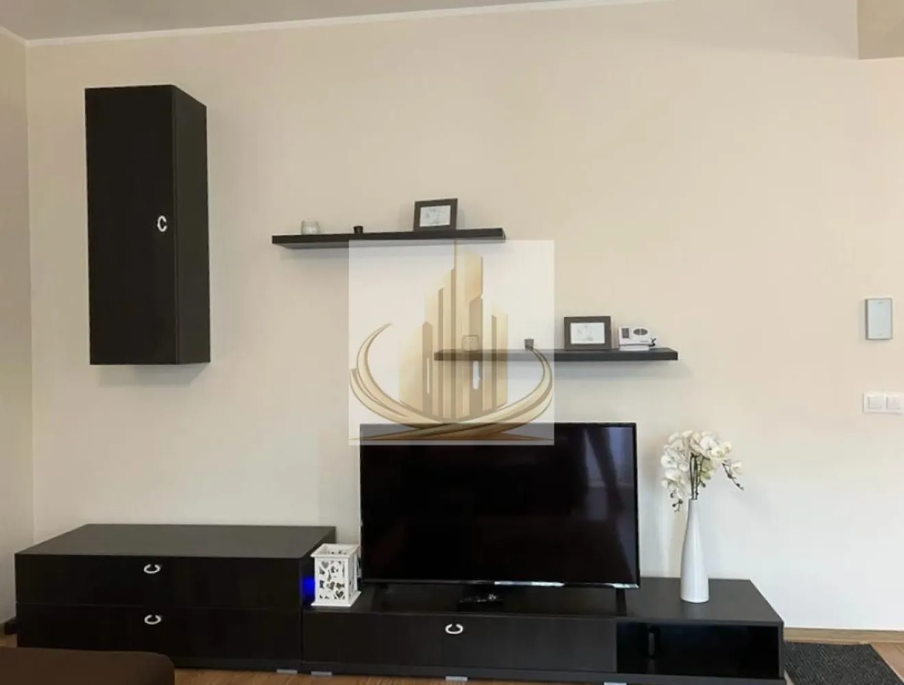 Ap 2 Camere | Dumbrăvița – Zona Decathlon| 2 Parcări | Ideal Investite - Grand Mobilis Imobiliare vă propune spre vânzare un apartament modern cu 2 camere, situat în Dumbrăvița – zona Decathlon, în imediata apropiere de Player.

Proprietatea se evidențiază printr-o compartimentare eficientă, dotări complete și o poziționare excelentă, fiind potrivită atât pentru locuit, cât și pentru investiție.

📐 Detalii proprietate:
Suprafață utilă: 46 mp
Etaj: 1 din 2
Terasă de 5 mp
Compartimentare practică și spații bine optimizate
2 locuri de parcare incluse
Spațiu de depozitare în pod, înscris în CF (pod individual, delimitat)
🏢 Dotări și beneficii:
Se vinde complet mobilat și utilat
Centrală proprie + aer condiționat
Locuință îngrijită, gata de mutare sau închiriere
Zonă liniștită, cu acces rapid către oraș
📍 Locație excelentă:
La doar 2 minute de mers pe jos de Player Dumbrăvița
În apropiere de numeroase puncte de interes: școli (inclusiv British School), restaurante, cafenele
Acces rapid către Decathlon, Selgros, IKEA, Auchan
Stație Expres 1 în apropiere
Conectare facilă către principalele artere ale orașului
💼 Potrivit pentru:

✔️ Locuință personală, într-o zonă liniștită, dar foarte bine poziționată
✔️ Investiție sigură, apartamentul putând fi preluat cu chiriași existenți, care achită lunar 400 €, oferind un randament imediat

💰 Preț: 129.900 € (negociabil)
📞 Pentru mai multe informații sau programarea unei vizionări, echipa Grand Mobilis Imobiliare vă stă la dispoziție!